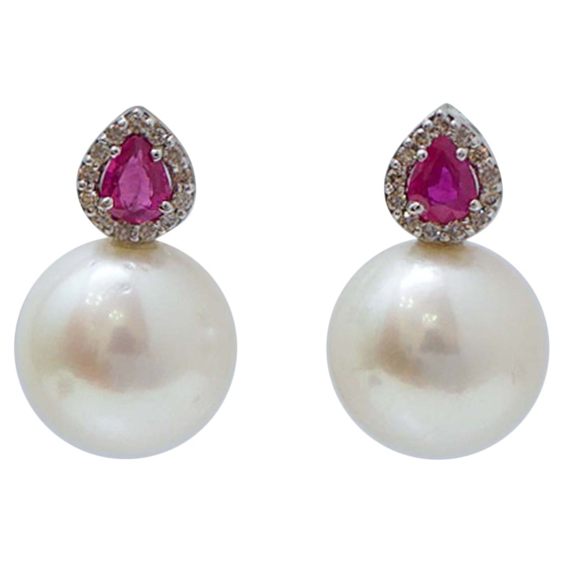 Orecchini da 13 mm con perle, rubini, diamanti, oro bianco 14 carati.