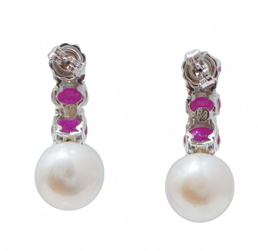 Moderno Orecchini da 13 mm con perle, rubini, diamanti, oro bianco 18 carati. in vendita