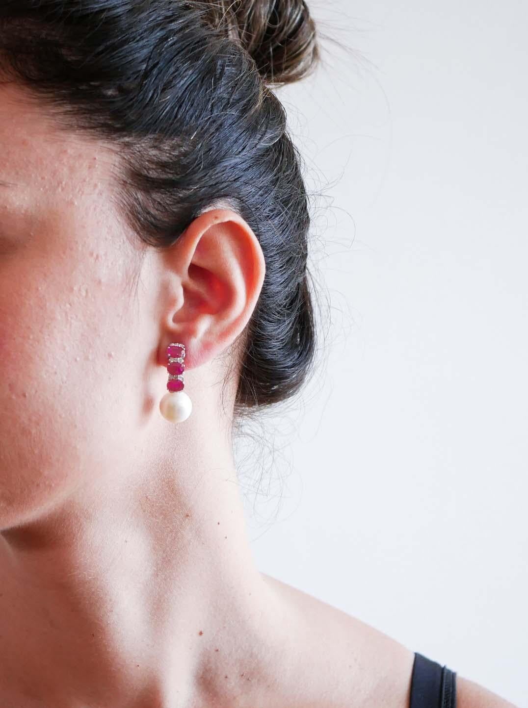 Taglio misto Orecchini da 13 mm con perle, rubini, diamanti, oro bianco 18 carati. in vendita
