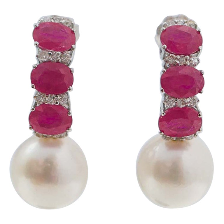 Orecchini da 13 mm con perle, rubini, diamanti, oro bianco 18 carati.