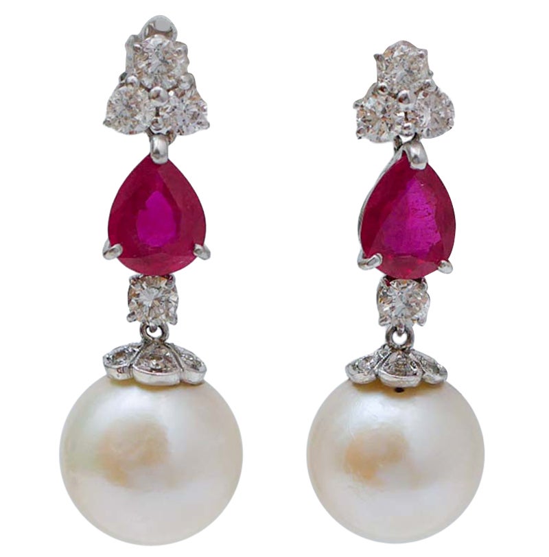 Pendientes de perlas de 13 mm, rubíes, diamantes y platino. en venta