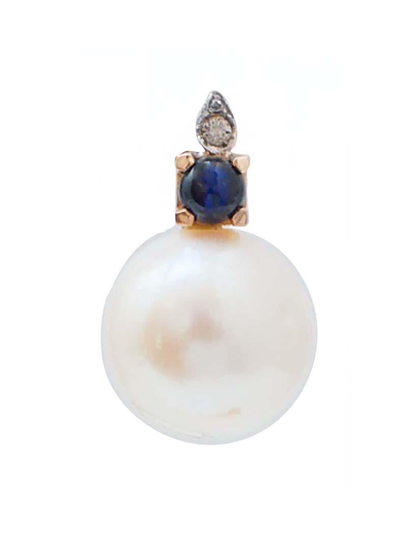 Bellissimi orecchini con struttura in oro rosa 14 kt montati con una foglia in oro bianco  tempestato di diamanti e, sotto, uno zaffiro. Come ciondolo, una perla.
Diamanti 0,07 ct
Zaffiri 0,79 carati
Perle 6,10 gr
Peso totale 7.80 gr
RF