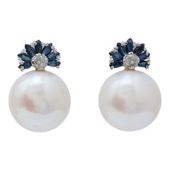Pendientes de perlas de 13 mm, zafiros, diamantes y oro blanco de 14 quilates.