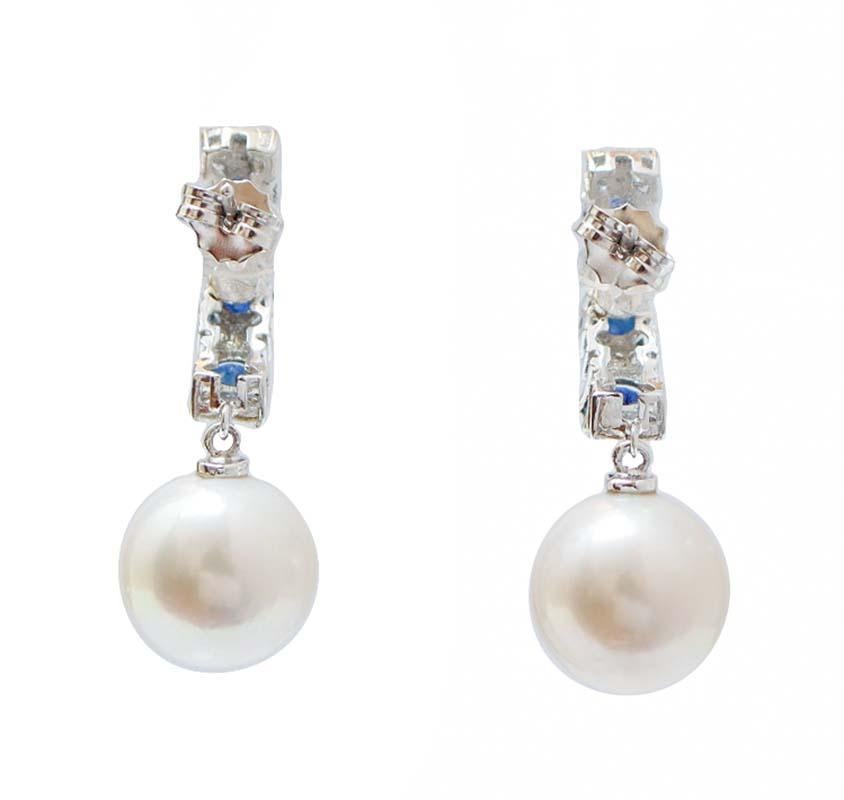 13 Mm Perlen, Saphire, Diamanten, 18 Karat Weißgold Ohrringe. (Moderne) im Angebot