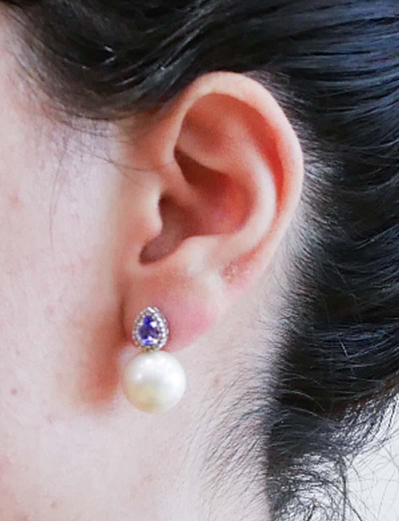 Orecchini con perle da 13 mm, tanzanite, diamanti, oro bianco 14 carati. In condizioni buone in vendita a Marcianise, Marcianise (CE)