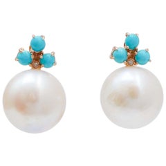 Boucles d
oreilles en or rose 14 carats, perles de 13 mm, turquoise, diamants.