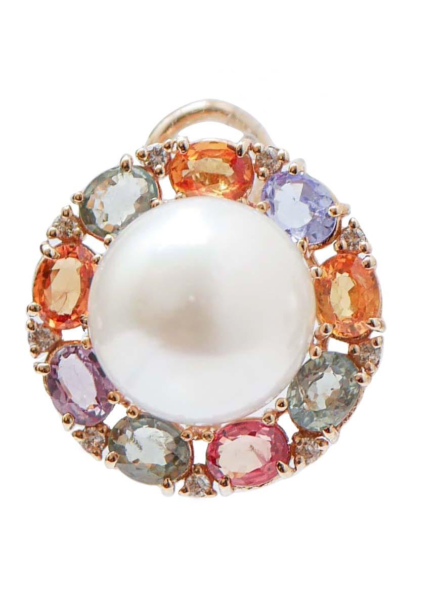 Sorprendentes pendientes retró en estructura de oro rosa de 14 kt montados con una perla blanca central rodeada de zafiros multicolores y diamantes.
Estos pendientes fueron hechos totalmente a mano por maestros orfebres italianos y están en perfecto