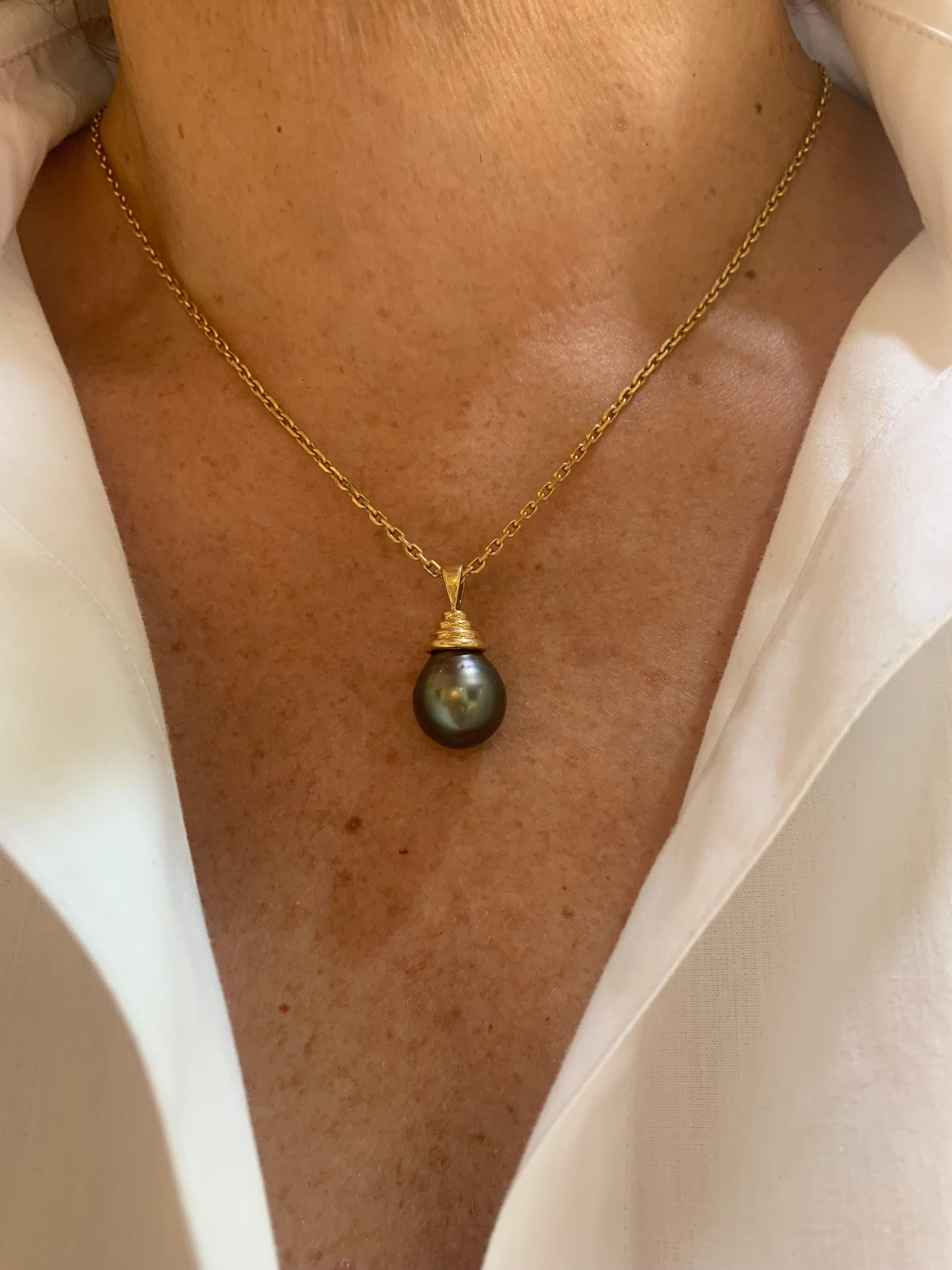 Pendant in gadrooned yellow gold set with a Tahitian pearl.

Pearl diameter: 13 mm (0.512 inch)

Pendant length: 25.90 mm (1.019 inch)

Total weight of the pendant: 5.5g

18 carat yellow gold, 750/1000th (Owl hallmark)

Although we take care of the