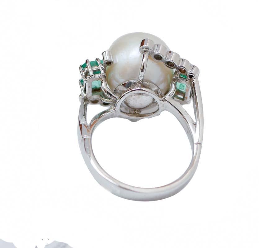 Rétro Anello in platino con perle bianche da 13 mm, smeraldi e diamanti. in vendita