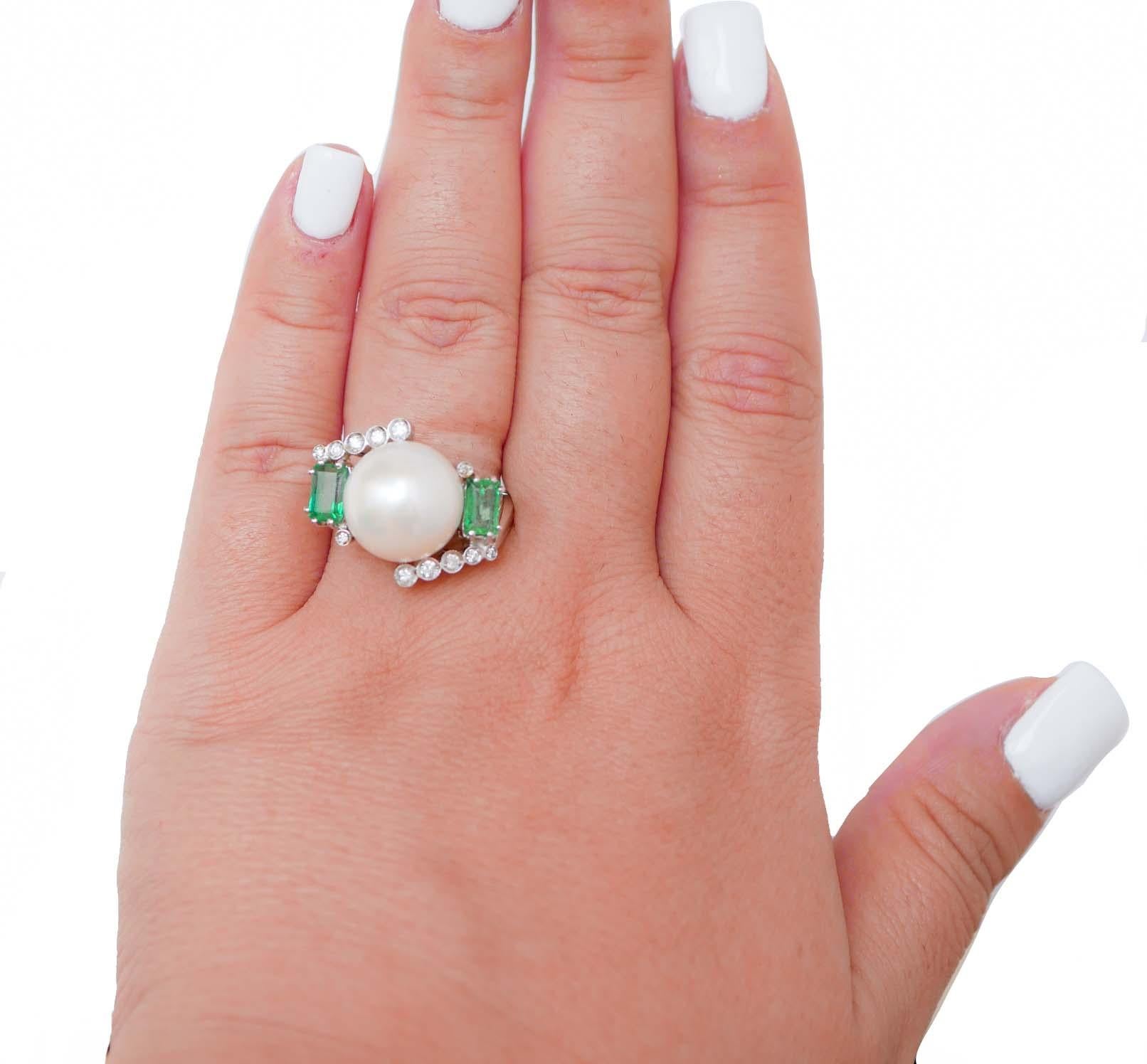 Taglio misto Anello in platino con perle bianche da 13 mm, smeraldi e diamanti. in vendita