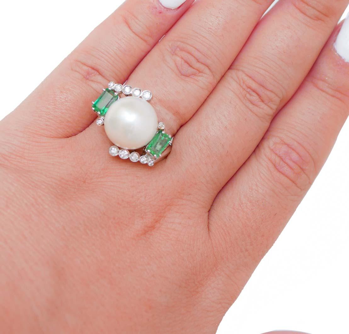 Anello in platino con perle bianche da 13 mm, smeraldi e diamanti. In condizioni buone in vendita a Marcianise, Marcianise (CE)
