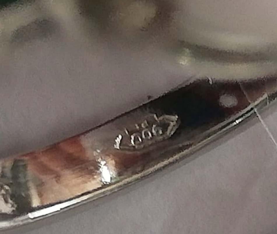 Donna Anello in platino con perle bianche da 13 mm, smeraldi e diamanti. in vendita