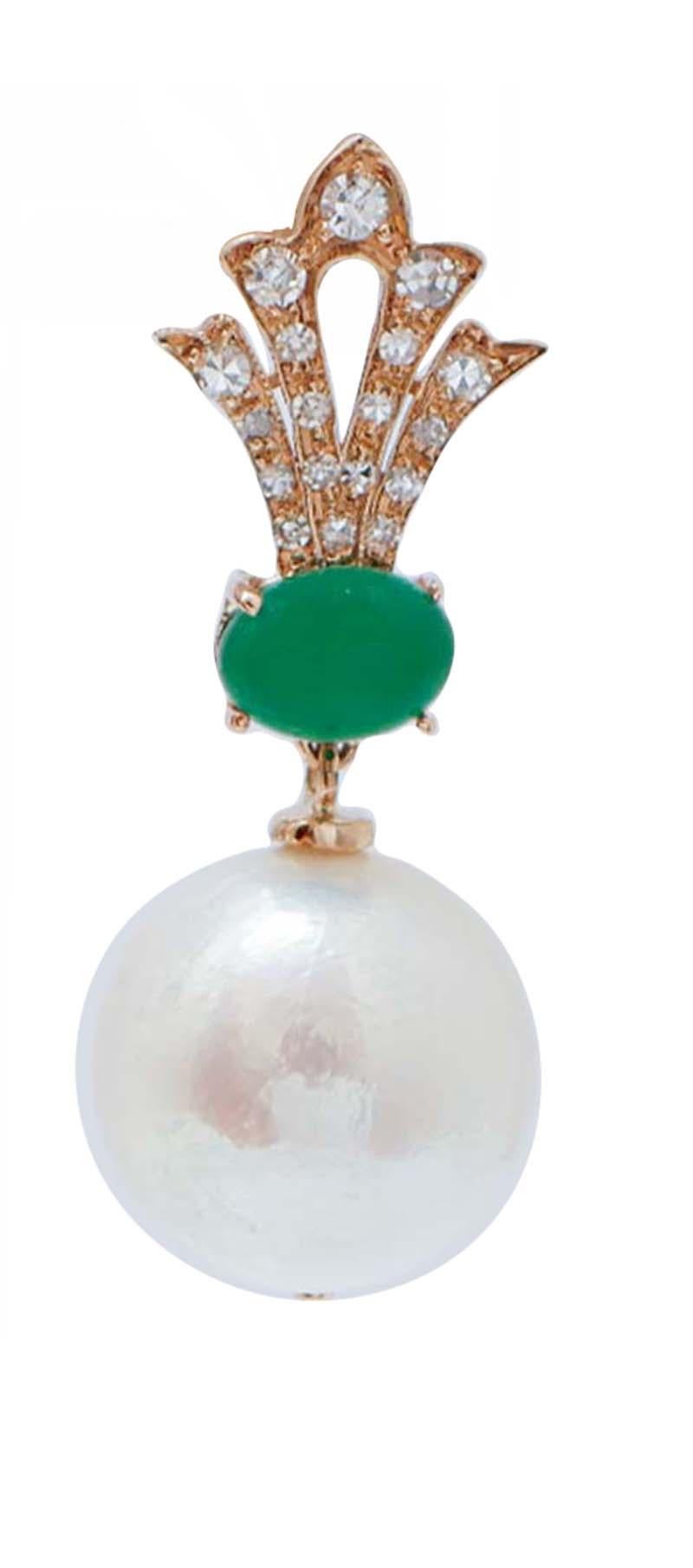 Amazing dangle earrings in 14 kt rose gold structure mounted with diamonds in the upper part; in the middle, an oval green agate and, as pendant, a pearl.
These earrings were totally handmade by Italian master goldsmiths and they are in perfect