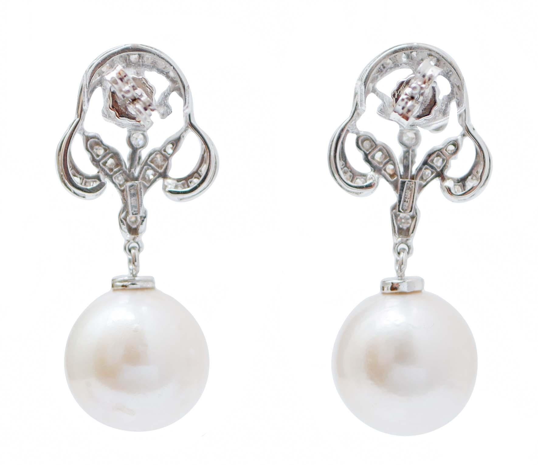 Rétro Pendants d'oreilles en or blanc 14 carats, diamants et perles blanches de 13 m en vente