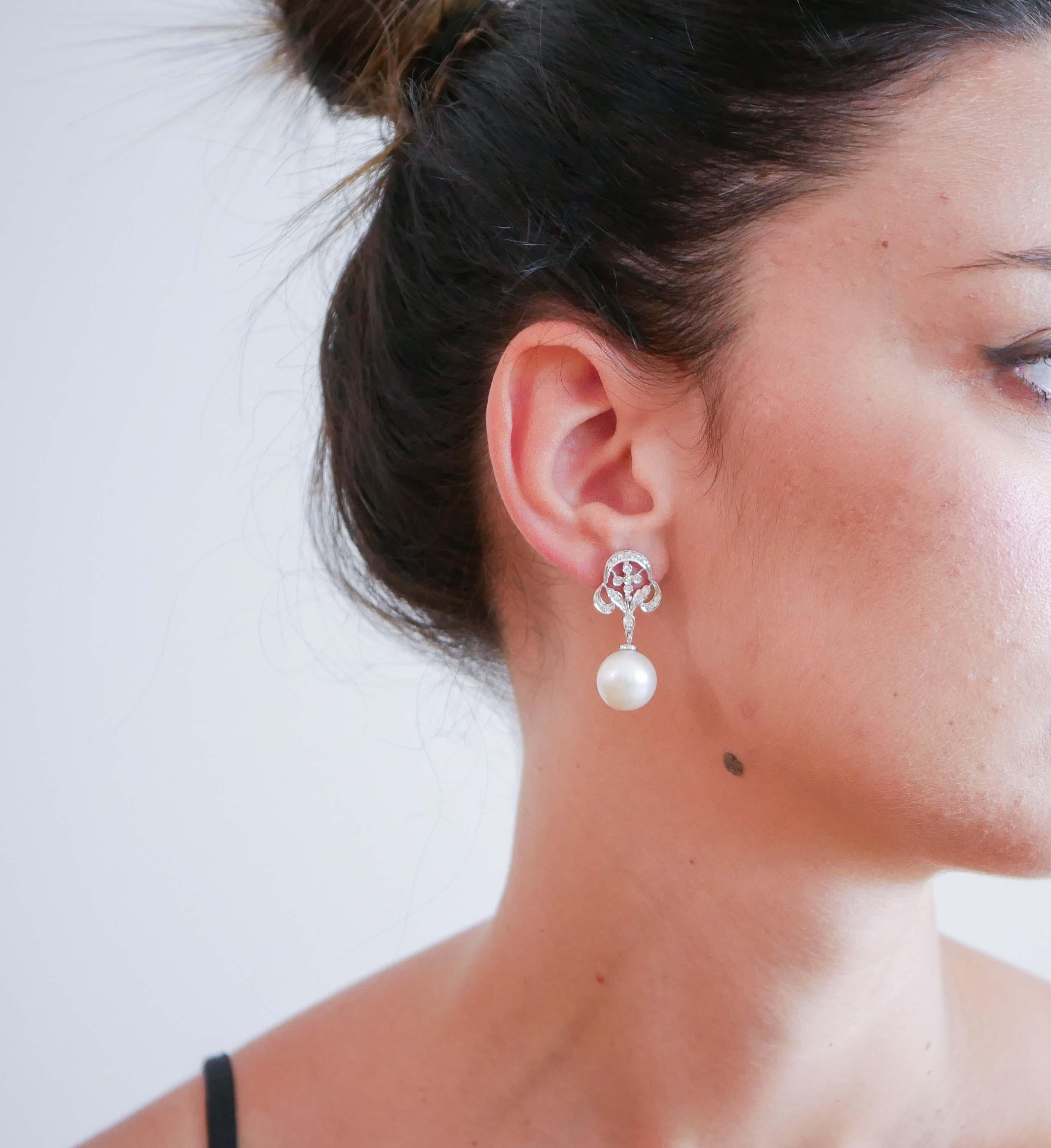 Taille mixte Pendants d'oreilles en or blanc 14 carats, diamants et perles blanches de 13 m en vente