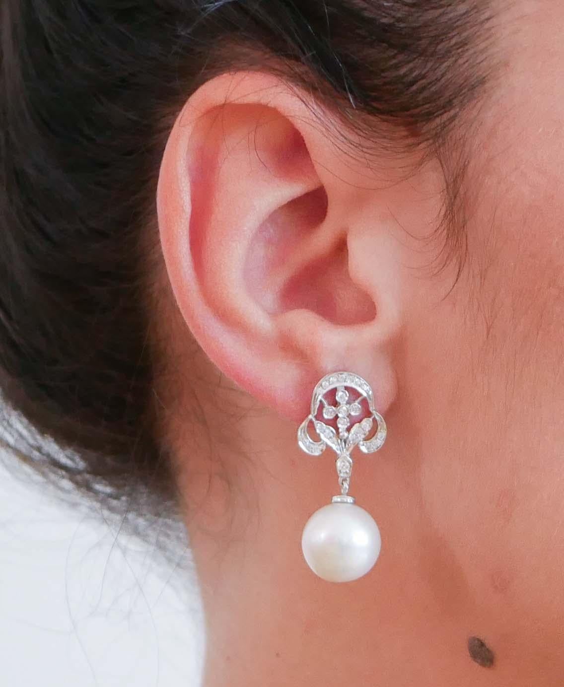 Pendants d'oreilles en or blanc 14 carats, diamants et perles blanches de 13 m Bon état - En vente à Marcianise, Marcianise (CE)