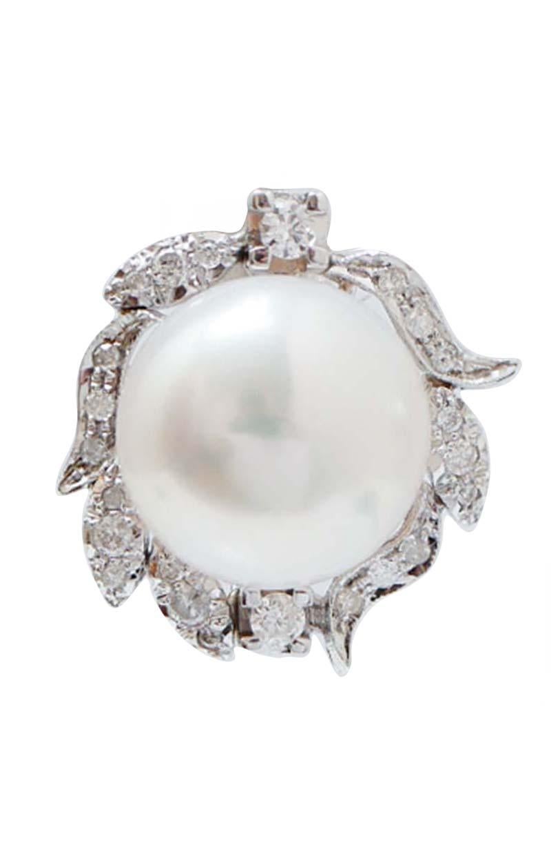  Elegant earrings in 14 kt white gold structure mounted with a central pearl surrounded by diamonds.
These earrings were totally handmade by Italian master goldsmiths and they are in perfect conditions.
Diamonds 0.82 ct
Pearls 4.80 gr - 13 mm
Total