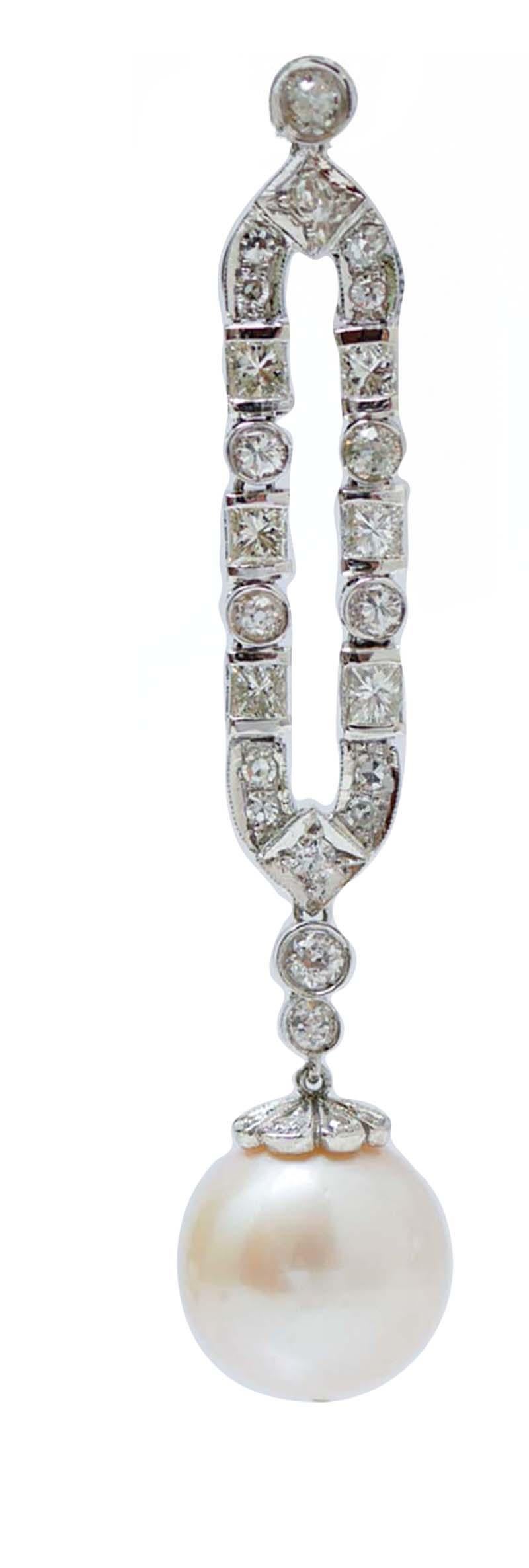 Elegant earrings in platinum structure mounted with diamonds for all the length and, as pendant, a pearl.
These earrings were totally hanmdade by Italian master goldsmiths and they are in perfect conditions.
Diamonds 0.48 ct
Carré Diamonds 3.54