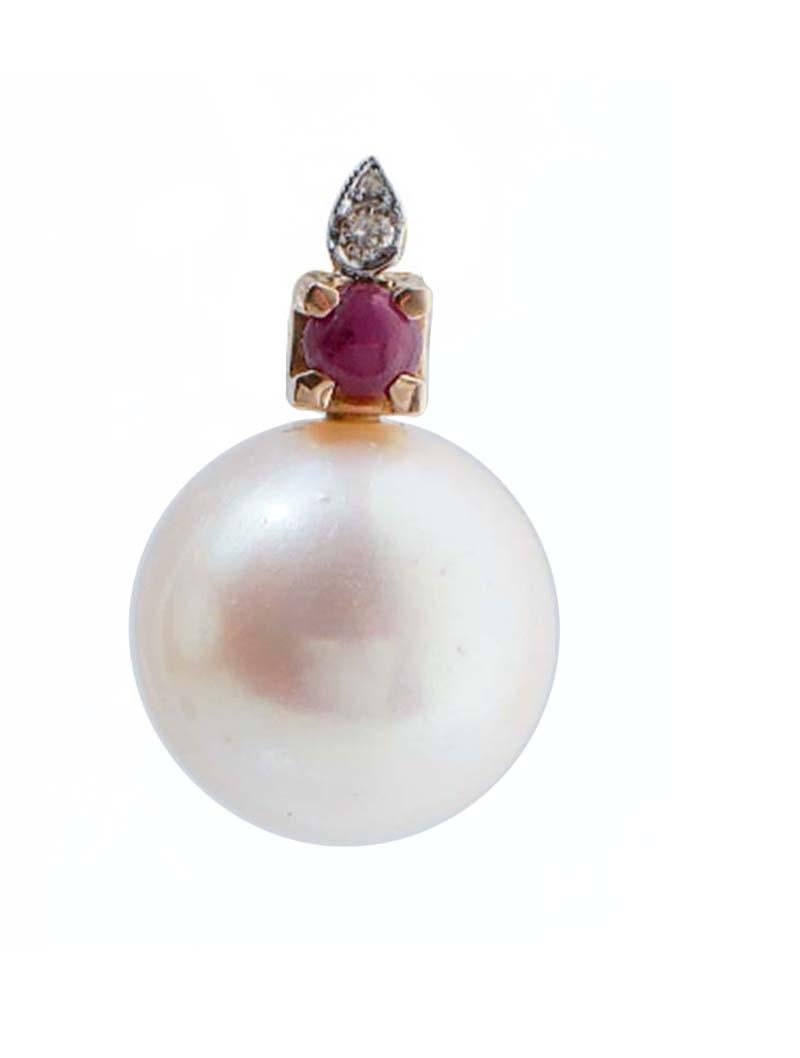 Bellissimi orecchini con struttura in oro rosa 14 kt montati con una foglia in oro bianco  tempestato di diamanti e, in basso, di un rubino. Come ciondolo, una perla.
Diamanti 0,07 ct
Rubini 0.79 ct
Perle 6,40 gr
Peso totale 8.10 gr
RF + RCA

Per