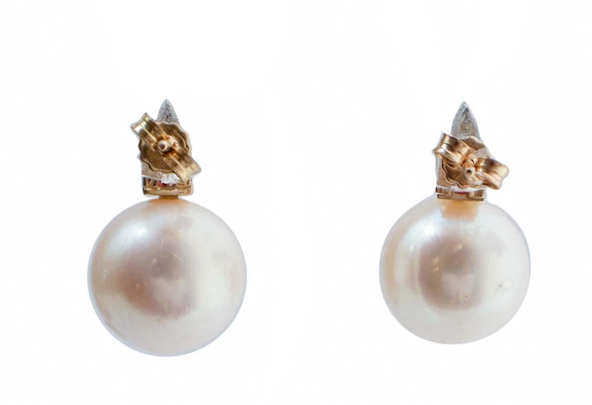 Rétro Orecchini da 13 mm con perle bianche, rubini, diamanti, oro rosa 14 carati. in vendita
