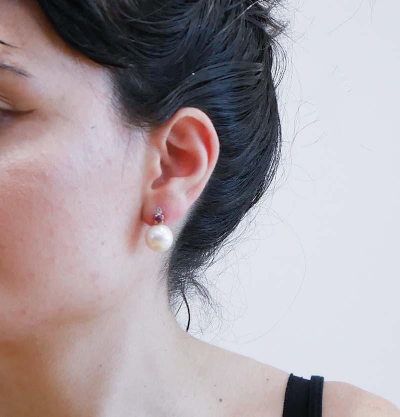 Taglio misto Orecchini da 13 mm con perle bianche, rubini, diamanti, oro rosa 14 carati. in vendita