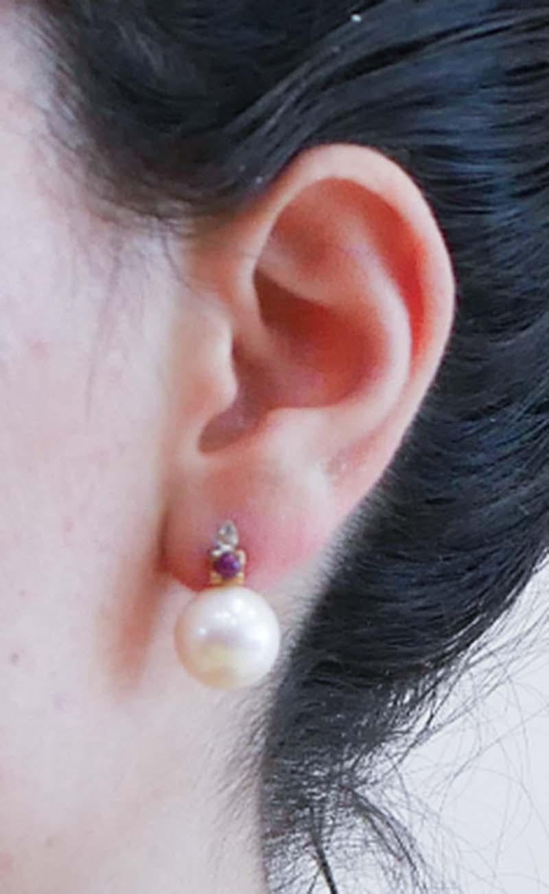 Orecchini da 13 mm con perle bianche, rubini, diamanti, oro rosa 14 carati. In condizioni Nuovo in vendita a Marcianise, Marcianise (CE)