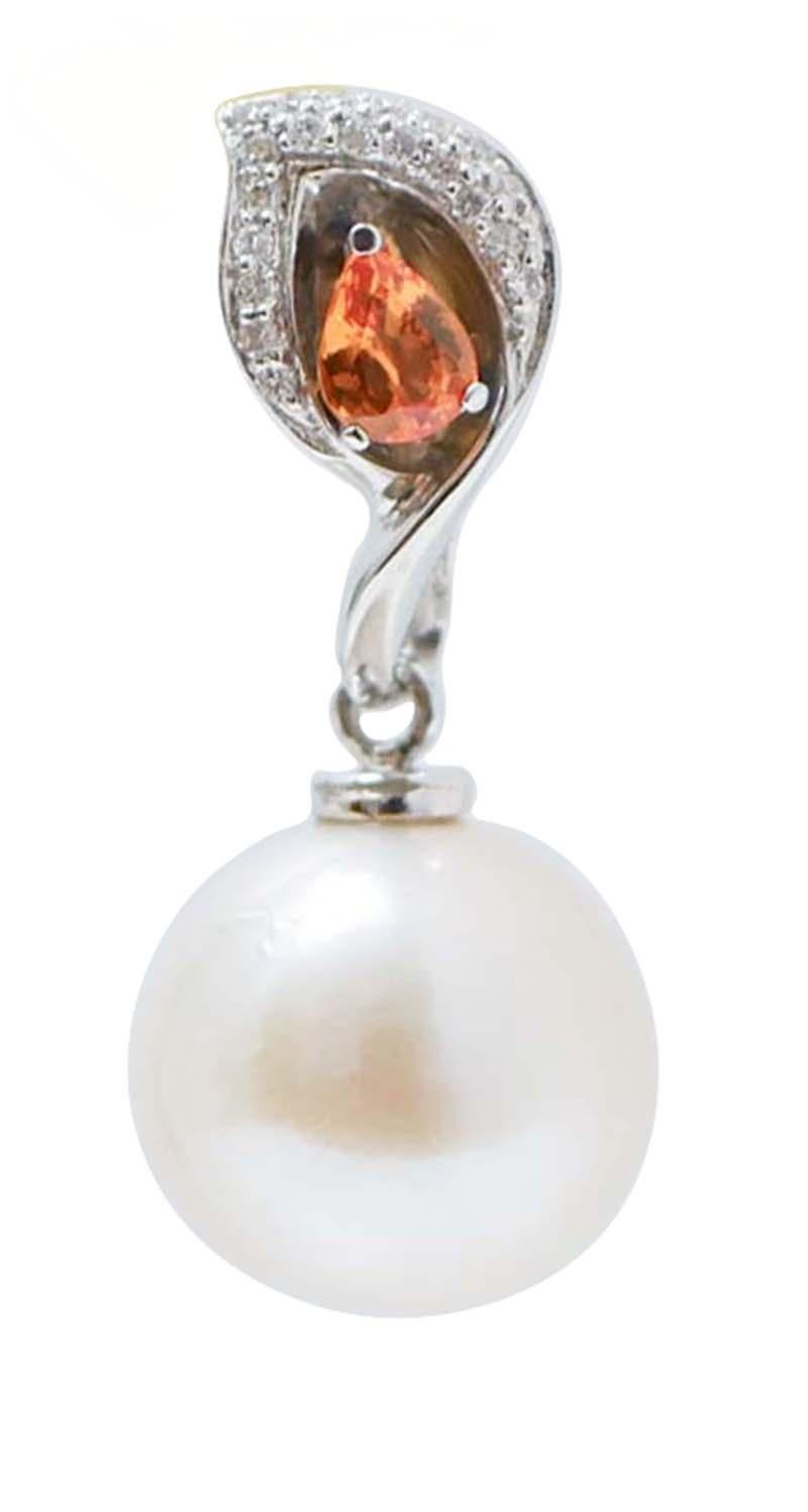 Incredibili orecchini con struttura in oro bianco 18 kt montati con foglie tempestate da uno zaffiro centrale circondato da diamanti. Come ciondolo, una perla.
Diamanti 0.43 ct
Zaffiri 1.04 ct
Perle 6,60 gr - 13 mm
Peso totale 11.60 gr
RF   G  