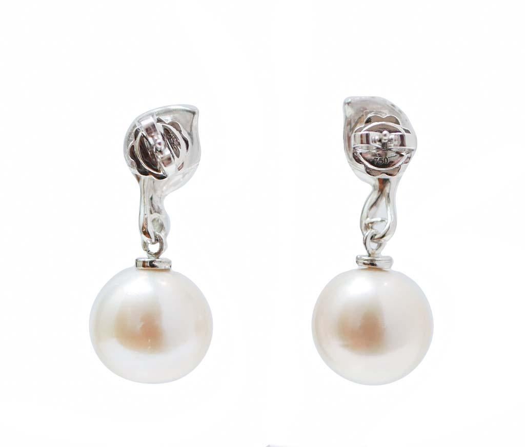 Moderno Orecchini pendenti in oro bianco 18 carati con perle bianche da 13 mm, zaffiri e diamanti. in vendita