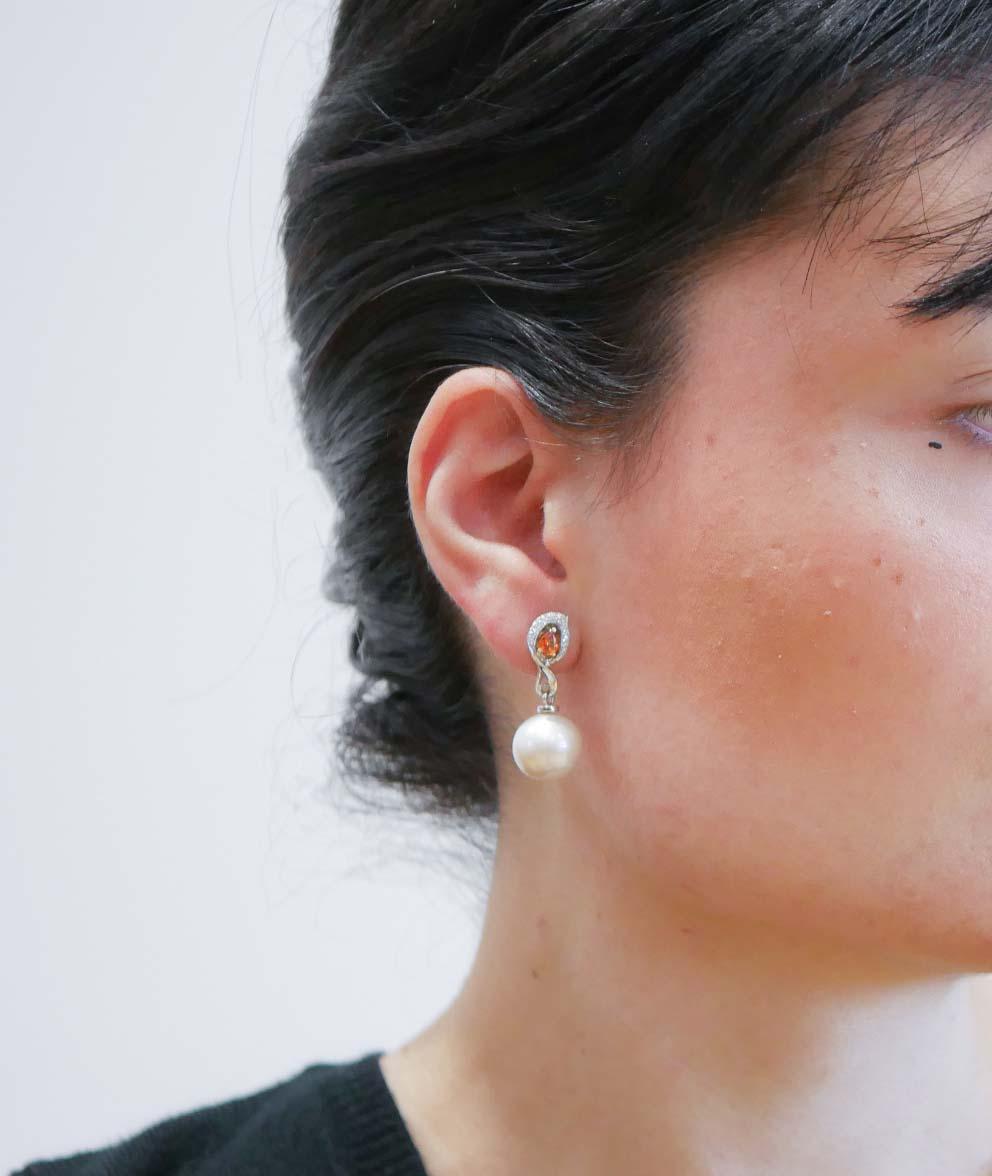 Taglio misto Orecchini pendenti in oro bianco 18 carati con perle bianche da 13 mm, zaffiri e diamanti. in vendita