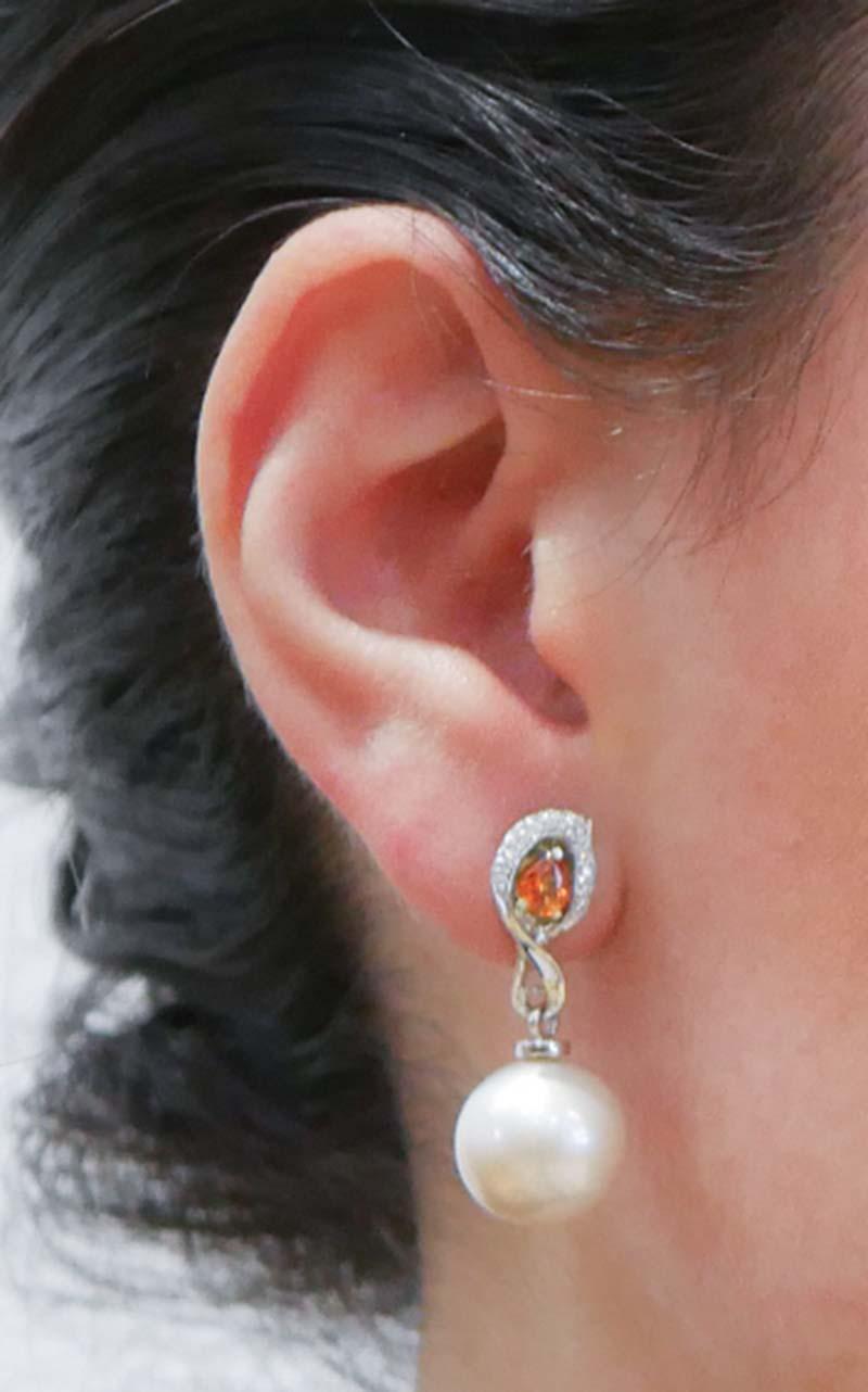 Orecchini pendenti in oro bianco 18 carati con perle bianche da 13 mm, zaffiri e diamanti. In condizioni Nuovo in vendita a Marcianise, Marcianise (CE)