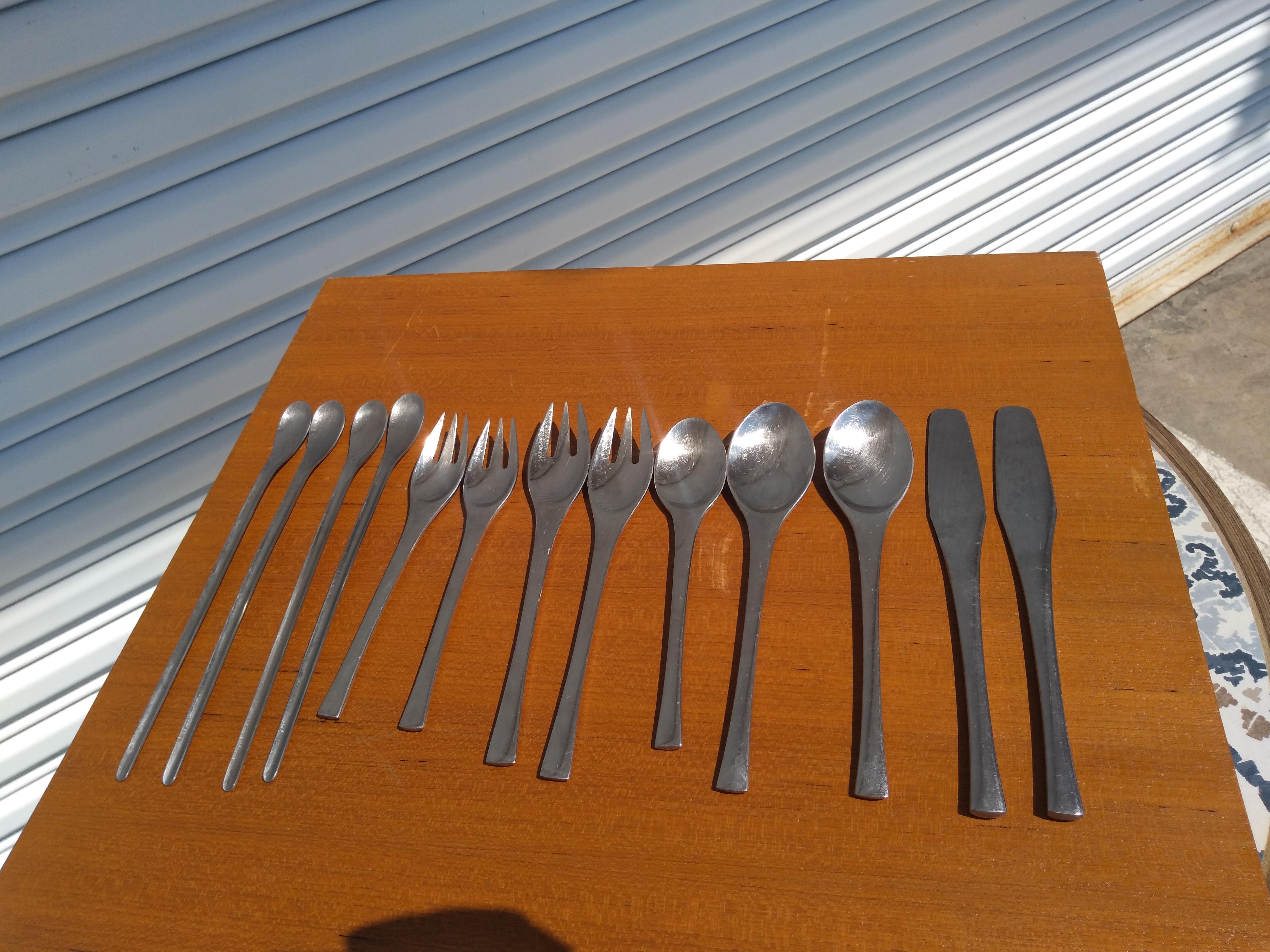 Voici un bel ensemble de couverts de Retronue. Les couverts sont fabriqués dans un style qui rappelle les couverts danois. Retronue : les couverts sont fabriqués en Corée.
L'ensemble comprend 4 fourchettes, 3 cuillères à soupe, 2 couteaux et 4