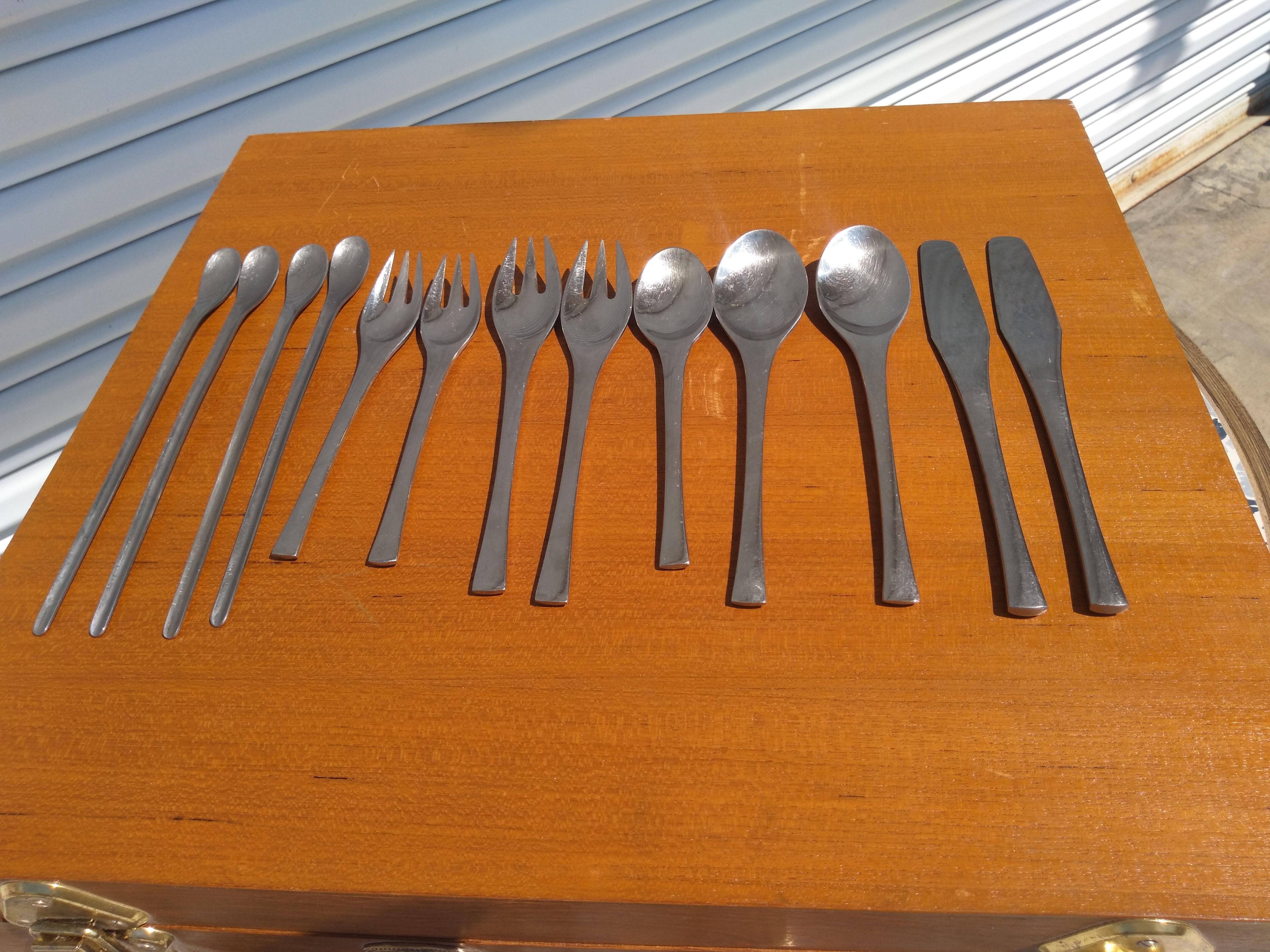 Mid-Century Modern 13 pc. Ensemble de couverts Retronue en acier inoxydable en vente