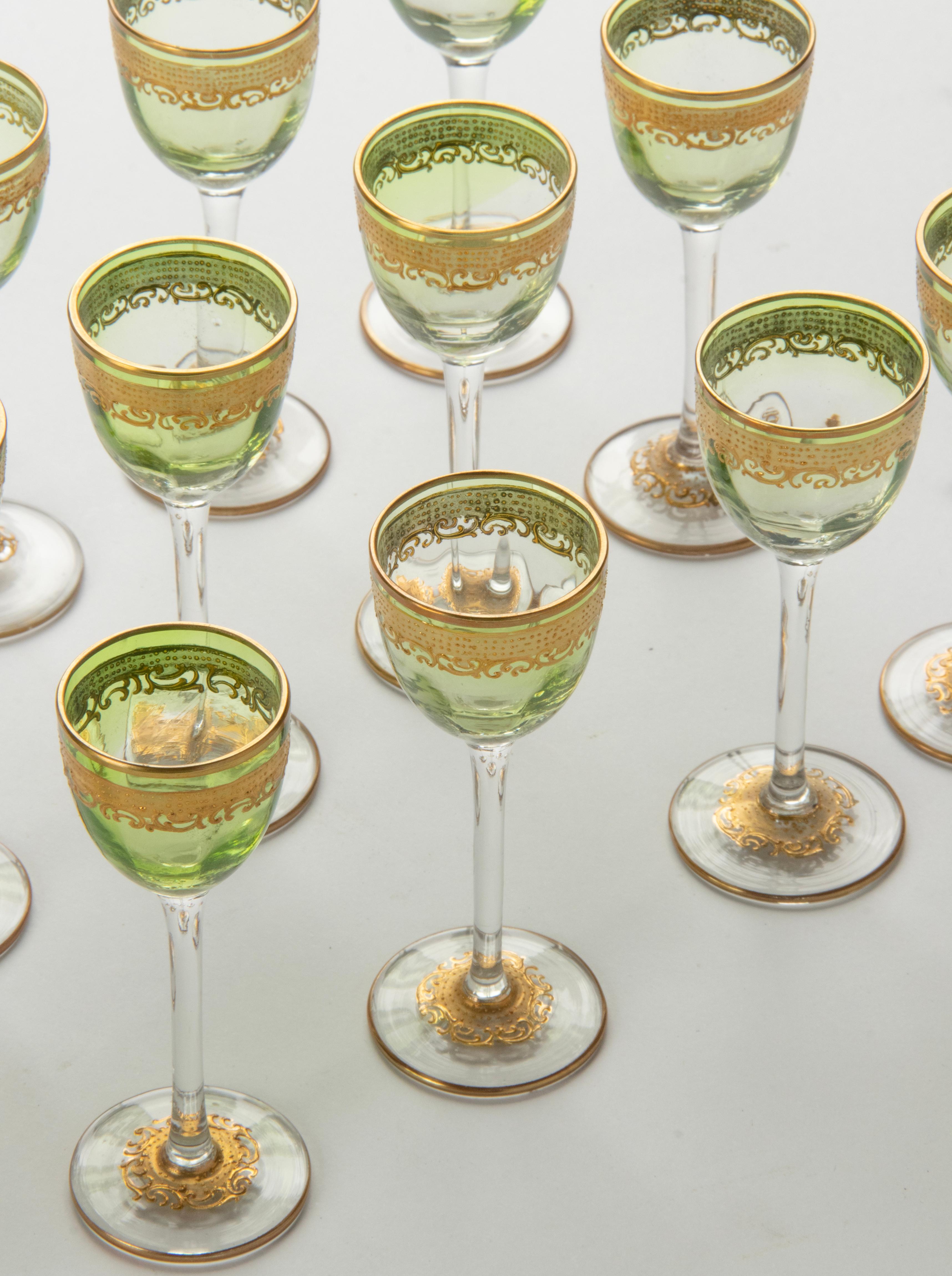 Ensemble de 13 pièces à liqueur en cristal du début du 20e siècle - Moser en vente 3