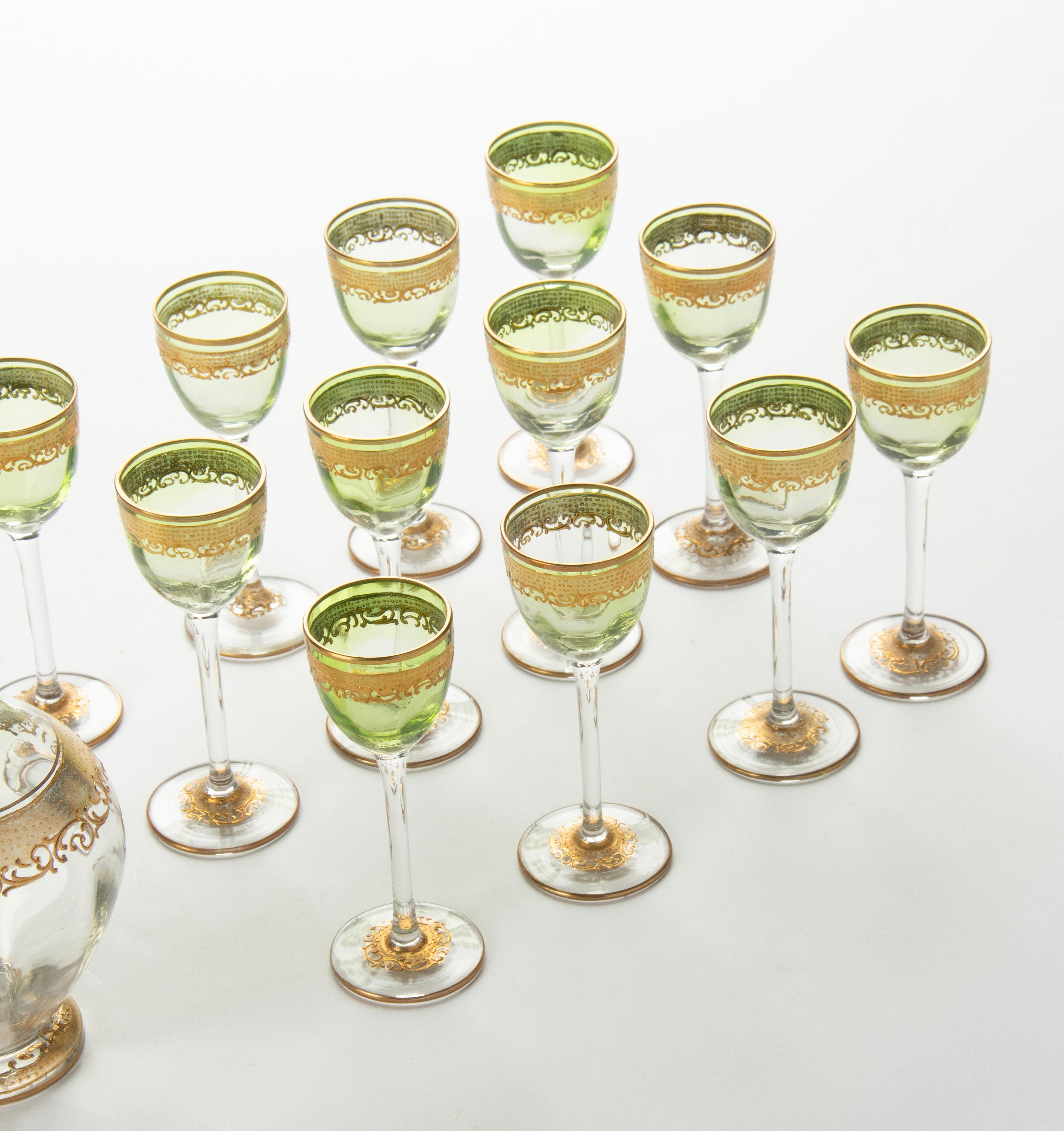 Ensemble de 13 pièces à liqueur en cristal du début du 20e siècle - Moser en vente 4