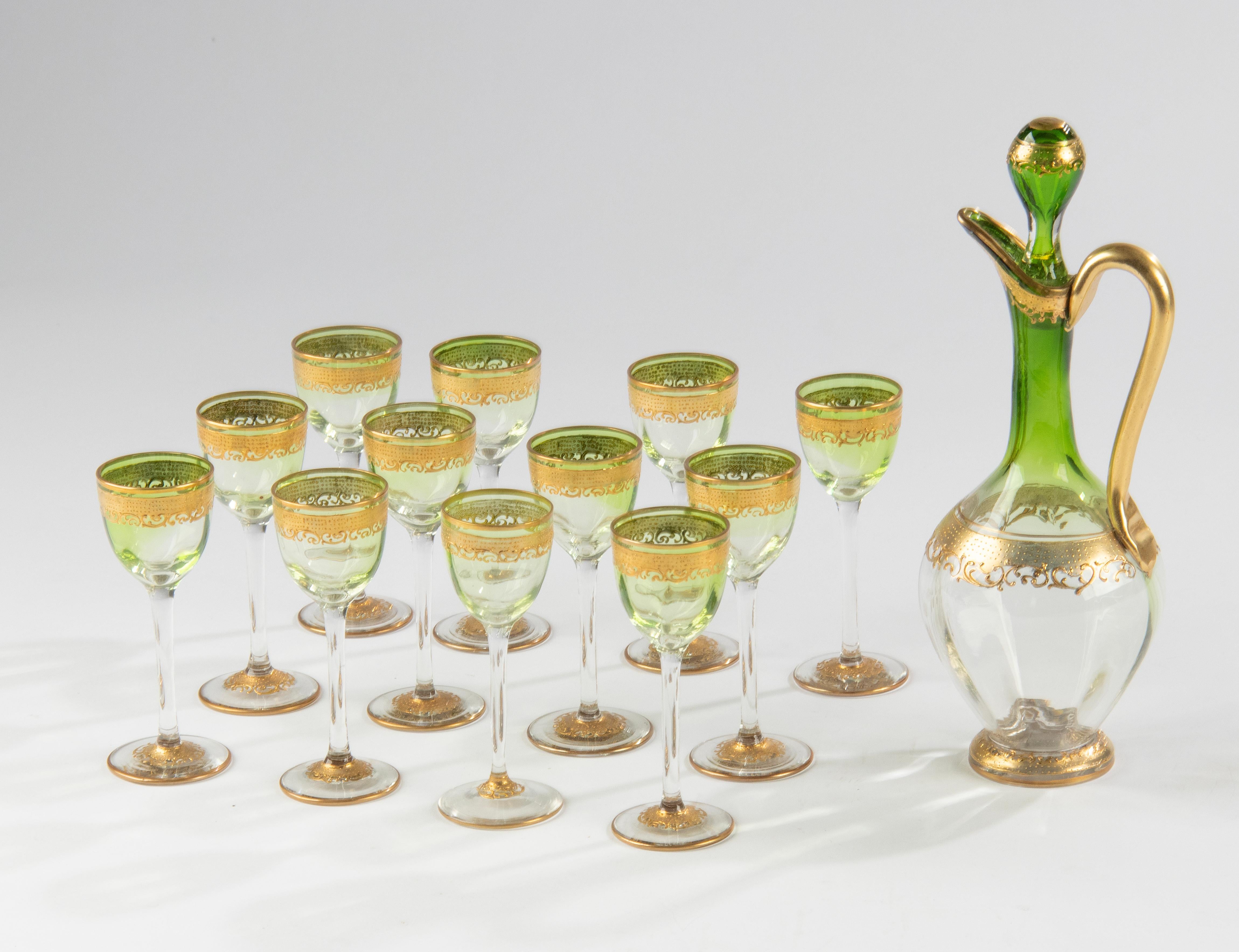 Un joli service à liqueur en cristal, fabriqué par la célèbre marque Moser Karlsbad. 
Les lunettes ont une belle couleur verte dégradée et des accents dorés. La carafe assortie rend ce set encore plus spécial. 
Dimensions : la carafe mesure 24 cm
