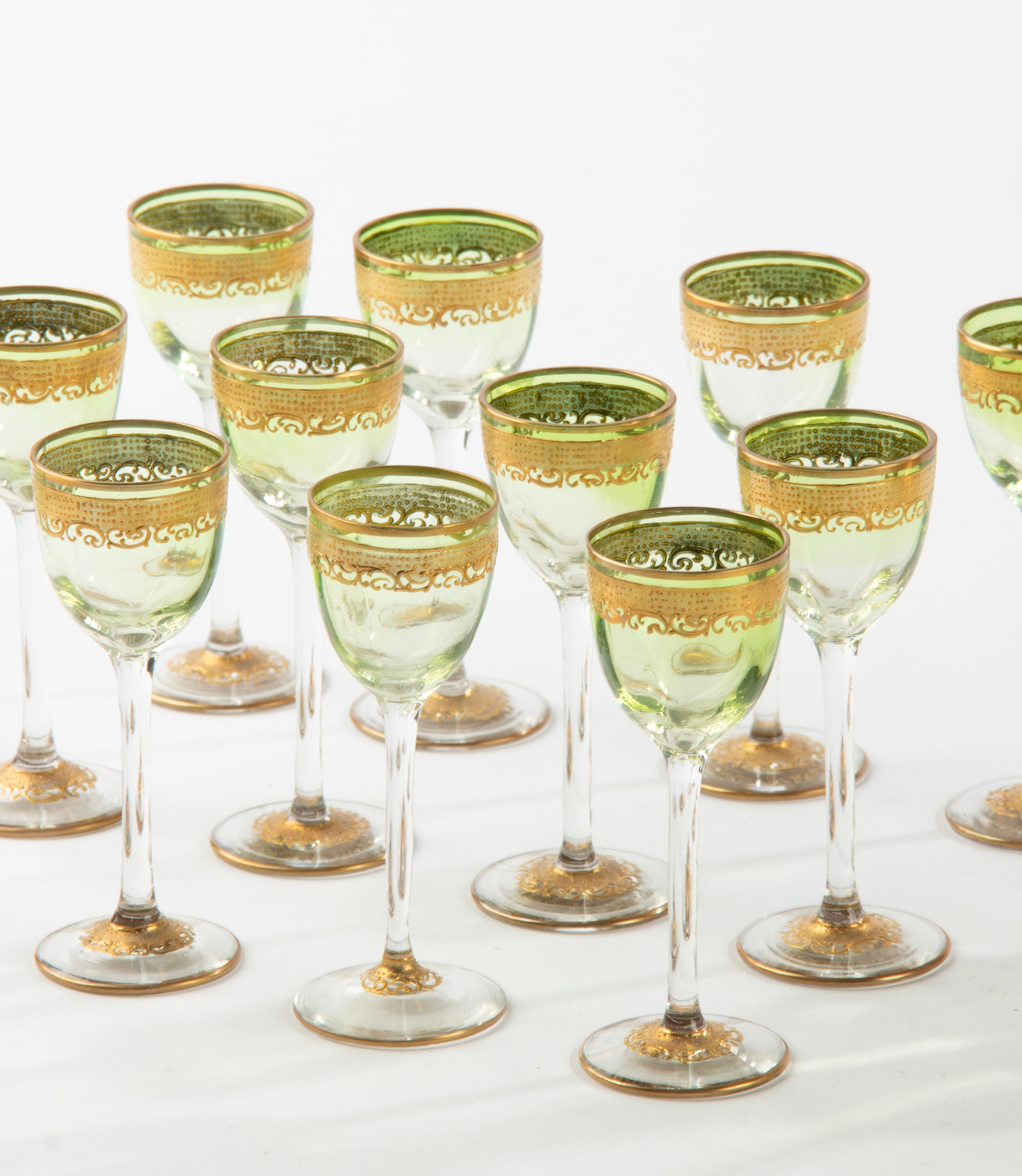 Louis XV Ensemble de 13 pièces à liqueur en cristal du début du 20e siècle - Moser en vente