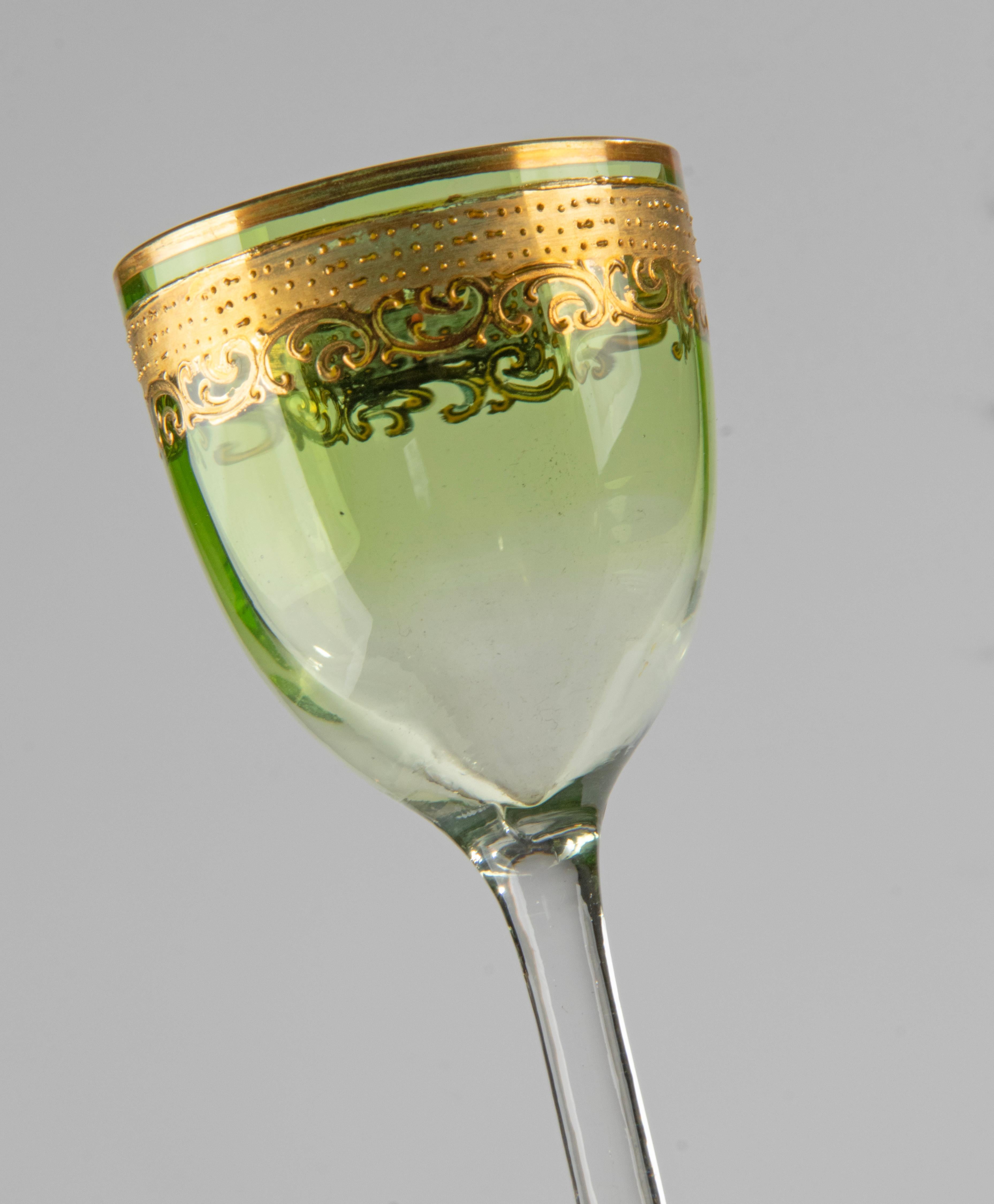 Fait main Ensemble de 13 pièces à liqueur en cristal du début du 20e siècle - Moser en vente