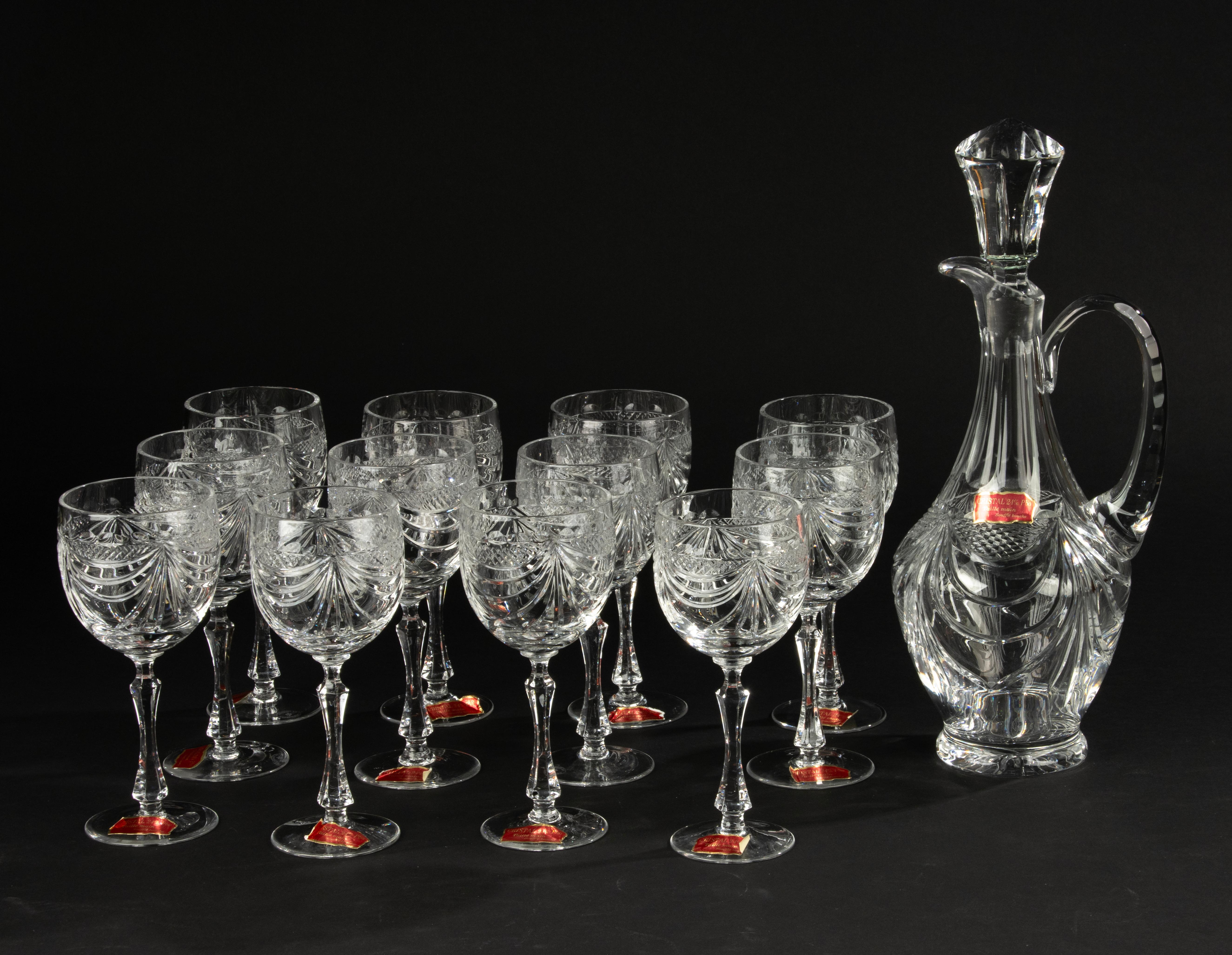 Precioso juego de copas de vino de cristal con jarra a juego, fabricado por la marca francesa Cristalleri de Lorraine.

- 12 copas para vino tinto, estas copas miden 18 cm de alto y Ø8 cm
- jarra de 35 cm de alto y 14 cm de ancho
El juego está en