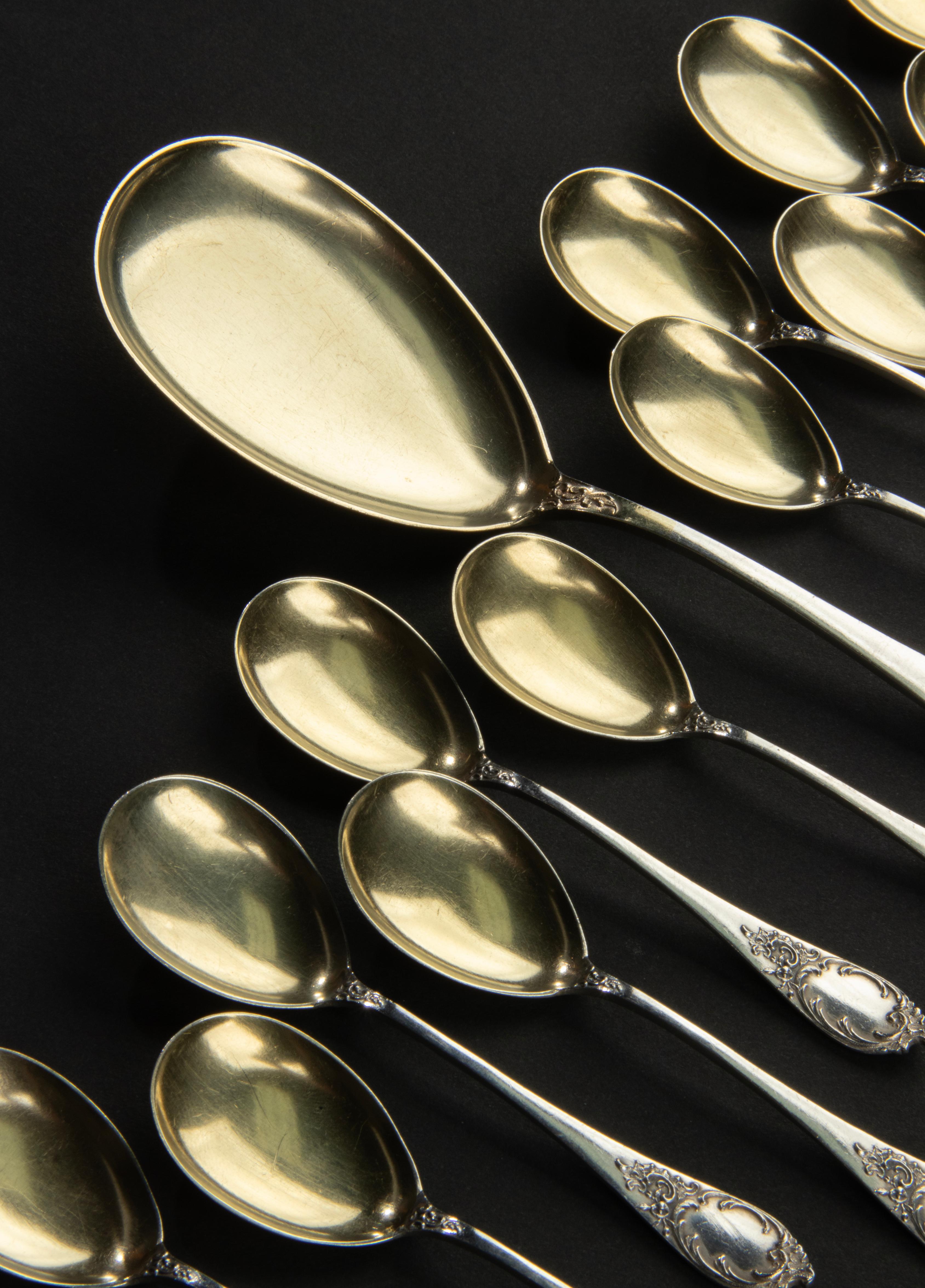 Fait main Ensemble de 13 cuillères à crème glacée en argent massif de la fin du 19ème siècle en vente