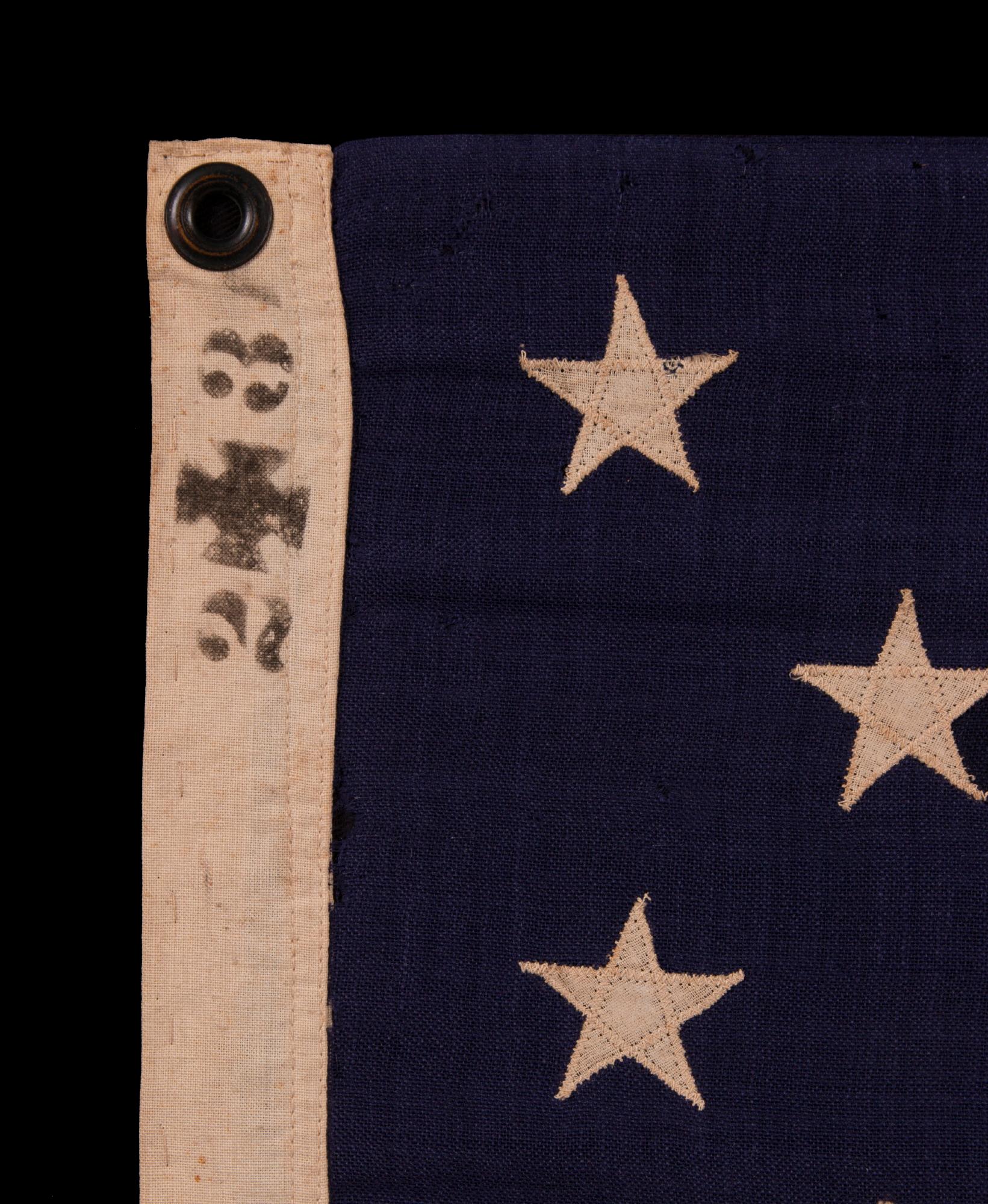 XIXe siècle Drapeau américain antique à 13 étoiles, avec inscription 