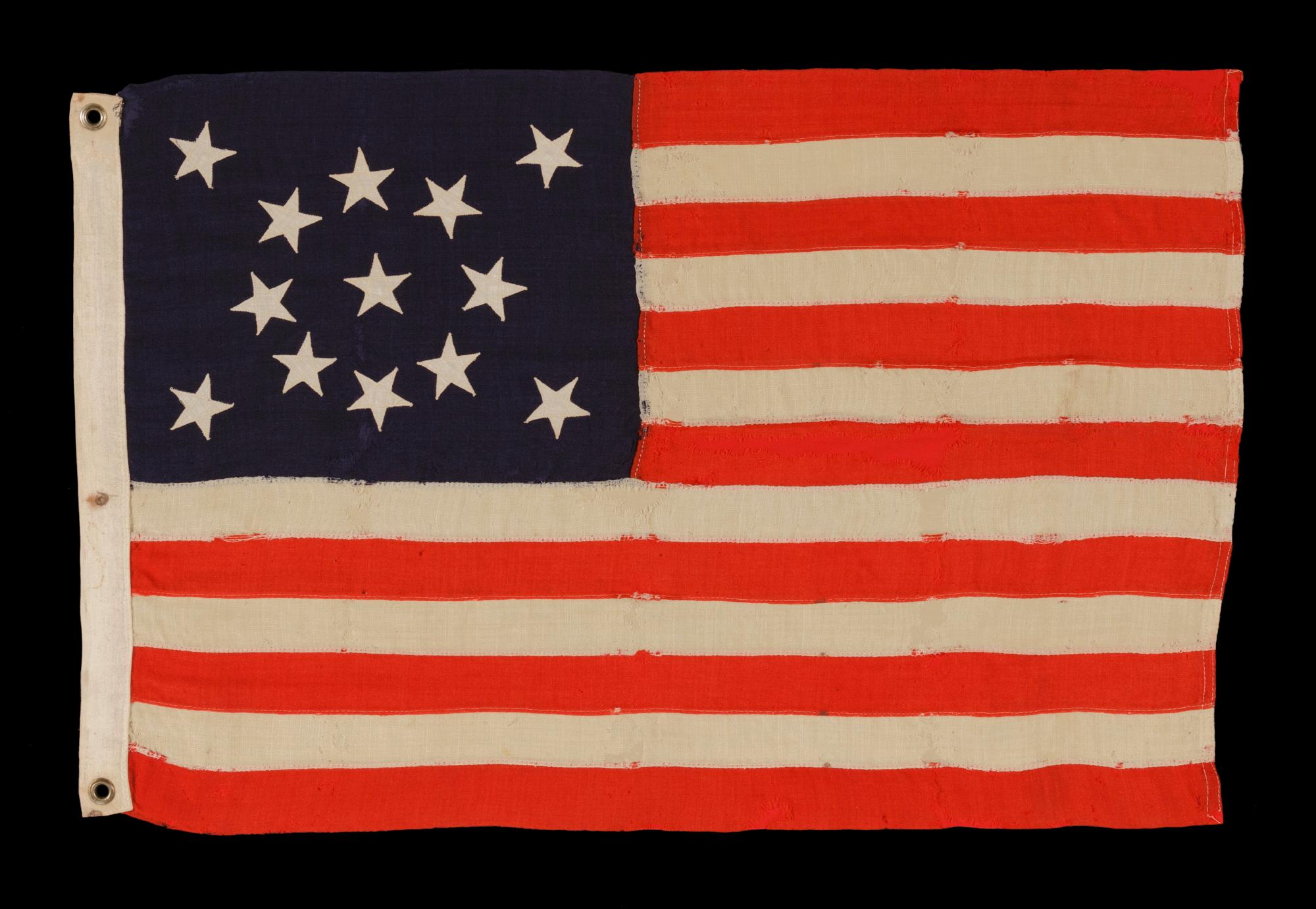 13 STERNE ALTE AMERIKANISCHE FLAGE MIT EINER MEDAILLE AUS STERNEN; EIN KLEINES EXEMPLAR, HERGESTELLT ca. 1895-1926

Diese antike amerikanische Flagge mit 13 Sternen gehört zu einem Typ, der im letzten Jahrzehnt des 19. bis Anfang des 20.