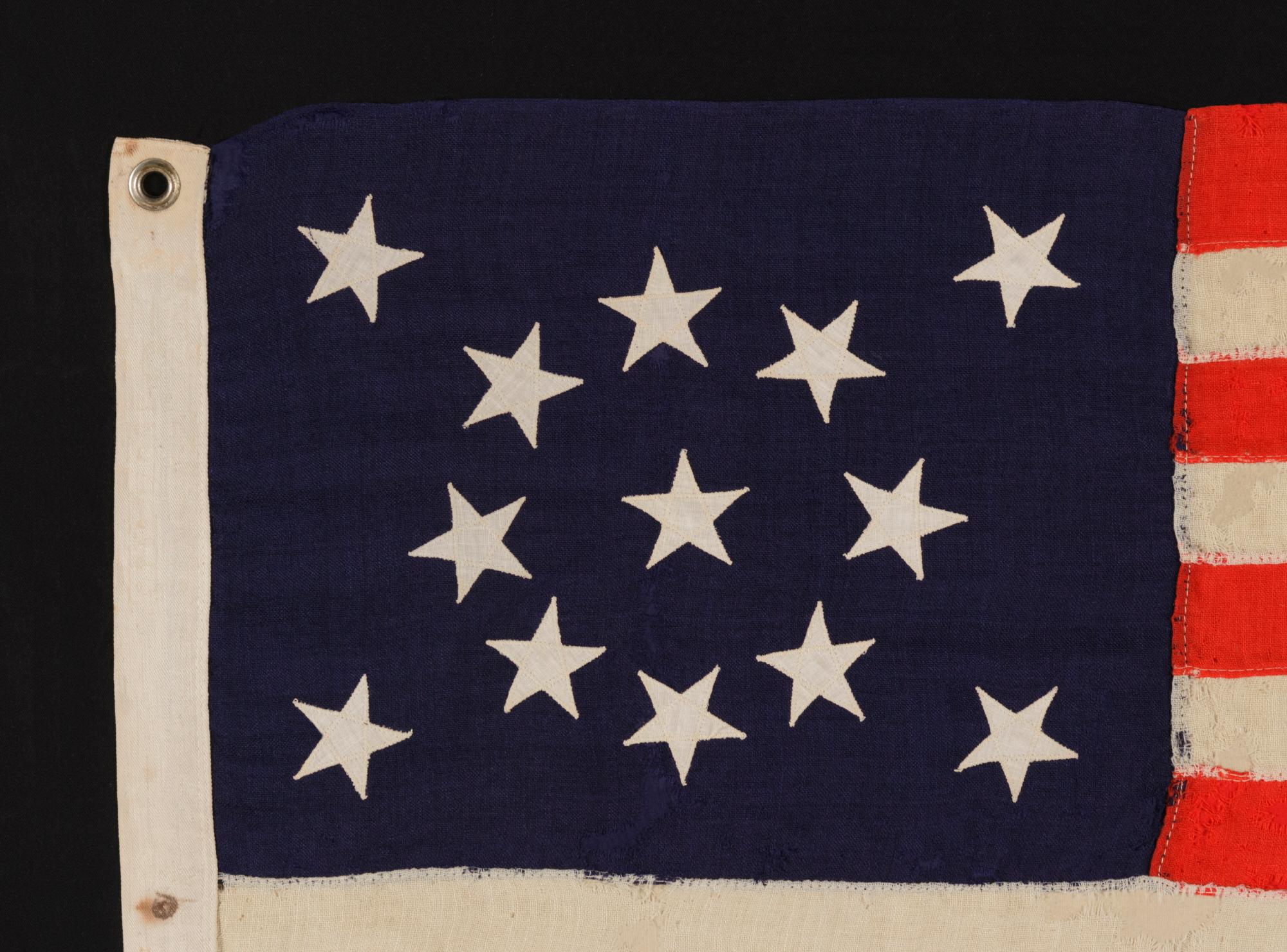 13 Stern antike amerikanische Flagge mit Sternen in einer Medaillonkonfiguration mit Sternen, 1895-1926 im Zustand „Gut“ in York County, PA