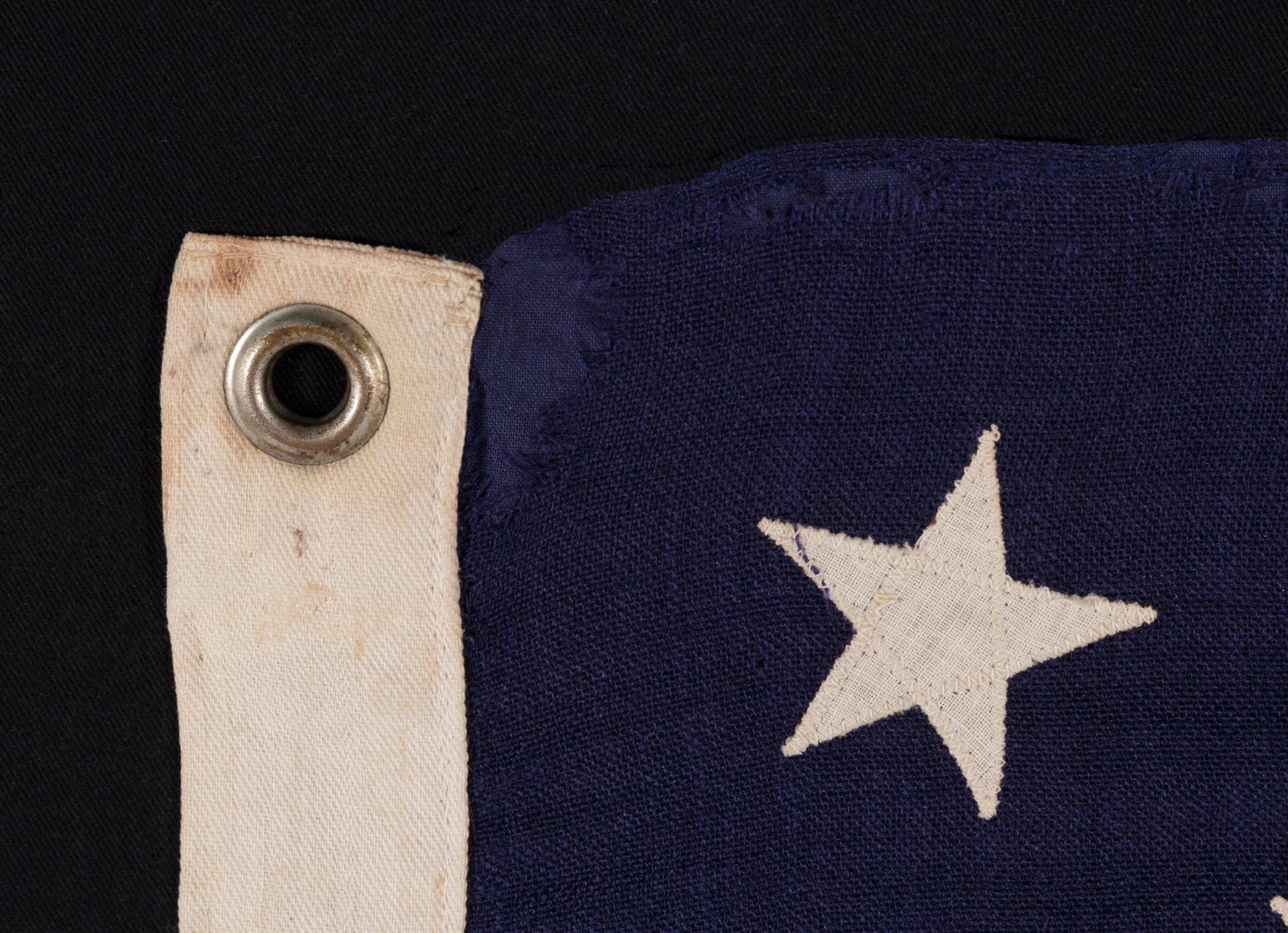 13 Stern antike amerikanische Flagge mit Sternen in einer Medaillonkonfiguration mit Sternen, 1895-1926 (Wolle)