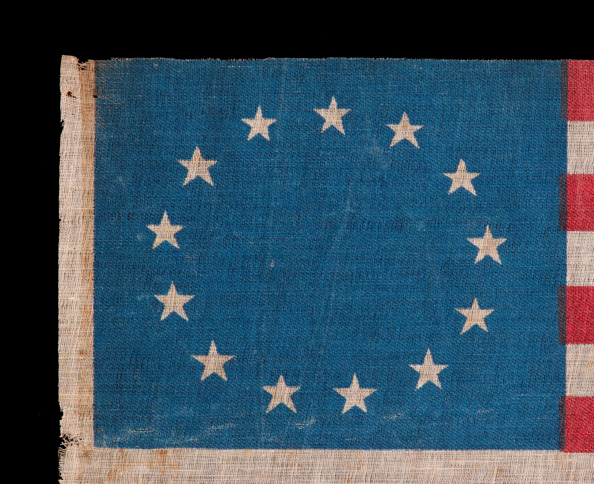 BANDERA DE DESFILE ESTADOUNIDENSE ANTIGUA DE 13 ESTRELLAS CON UNA SOLA RAYA DE ESTRELLAS QUE RECUERDA EL PATRÓN DE BETSY ROSS, PERO REALIZADO COMO UN ÓVALO, EL ÚNICO EJEMPLO DE ESTA EXACTA VARIEDAD QUE HE ENCONTRADO, HECHO alrededor de 1890-Guerra