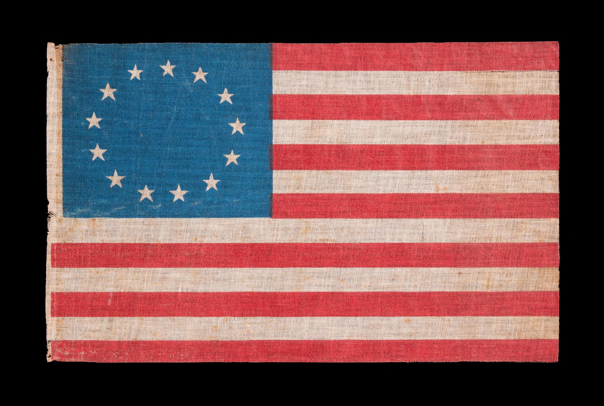 Bandera de desfile americana antigua de 13 estrellas, que recuerda el modelo de Betsy Ross en Bueno Estado en York County, PA