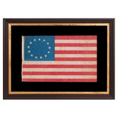 Bandera de desfile americana antigua de 13 estrellas, que recuerda el modelo de Betsy Ross