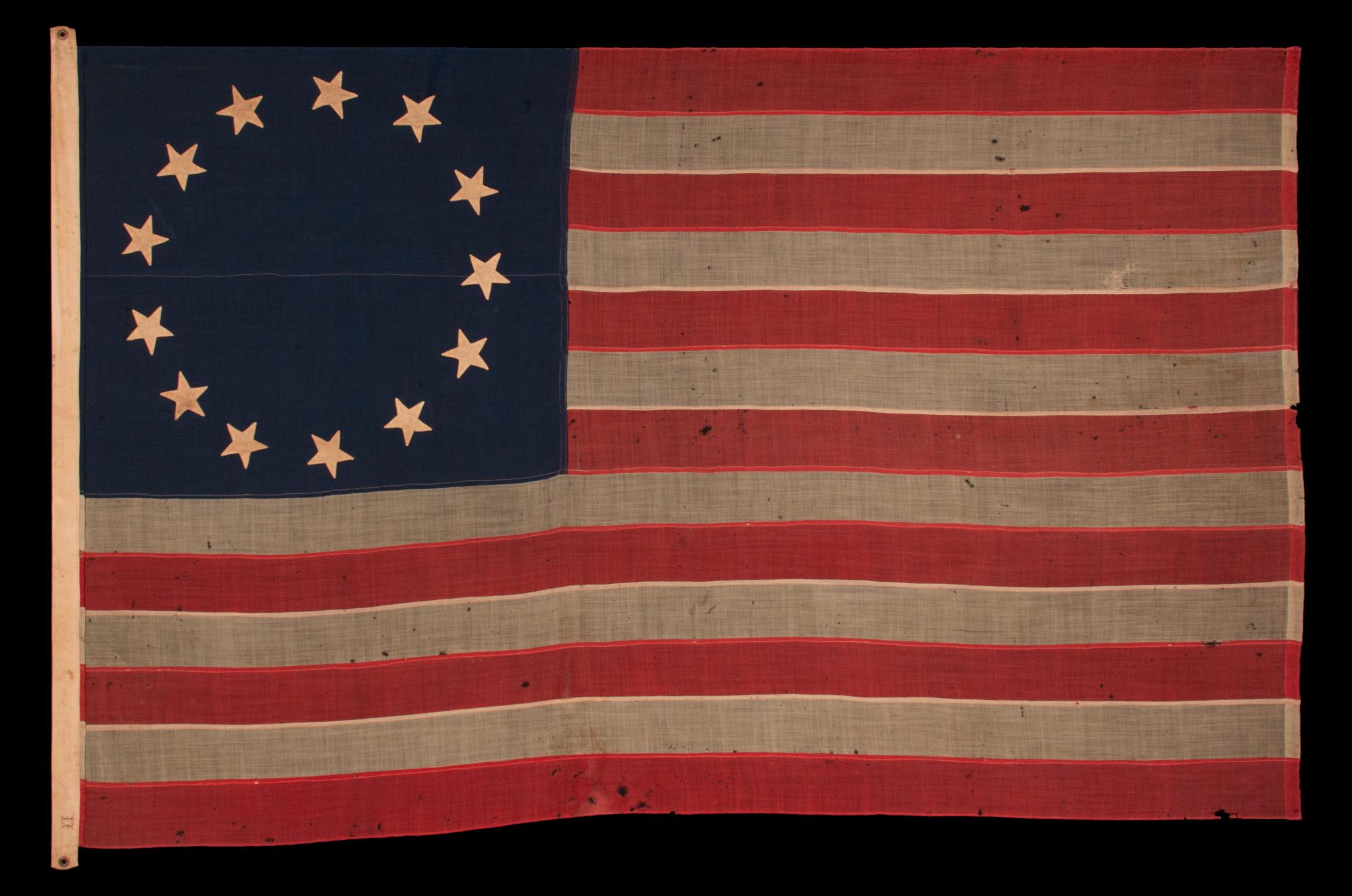 Drapeau américain antique à 13 étoiles dans le motif Betsy Ross, l'un des trois seuls exemples que j'ai rencontrés avant les années 1890 ; une trouvaille extraordinaire, de la période de la guerre civile (1861-1865) ou juste après, extrêmement grand