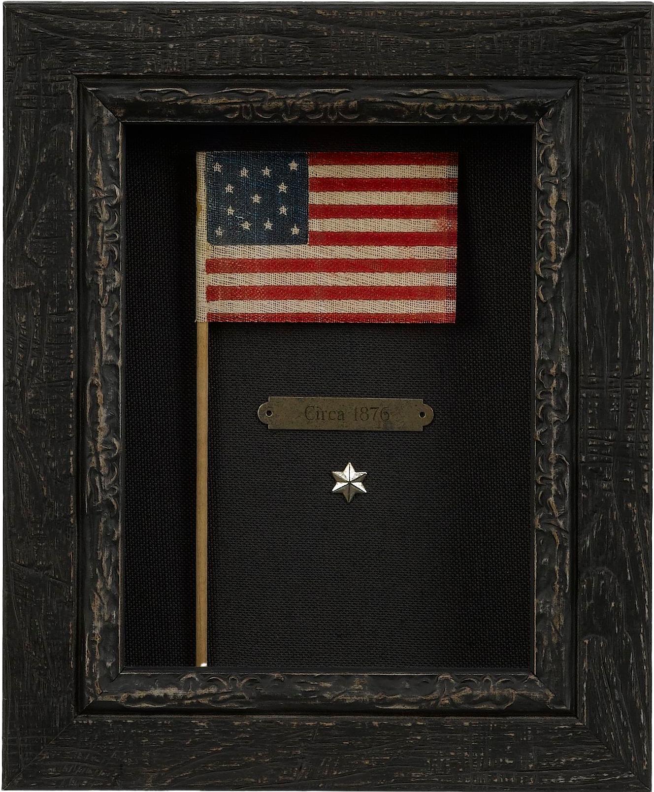 Ce charmant petit drapeau à 13 étoiles a été fabriqué et vendu lors des célébrations du centenaire de la nation à Philadelphie en 1876. Toutes sortes de drapeaux ont été fabriqués pour l'exposition internationale officielle du centenaire, qui était