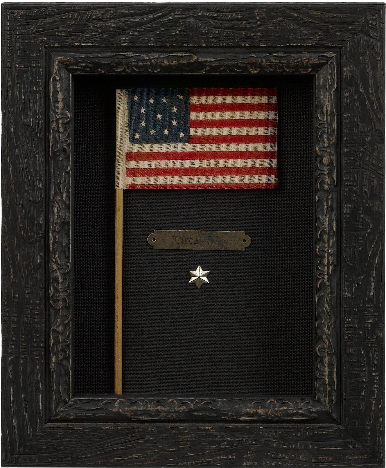 Esta pequeña y encantadora bandera de 13 estrellas se fabricó y vendió durante la celebración del Centenario de la nación en Filadelfia en 1876. Se fabricaron todo tipo de banderas para la Exposición Internacional del Centenario oficial, que fue un