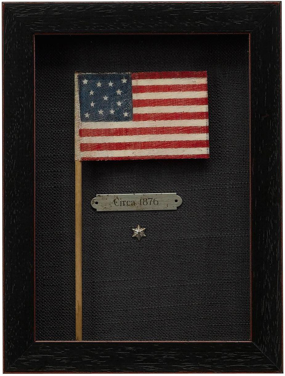 Ce charmant petit drapeau à 13 étoiles a été fabriqué et vendu lors des célébrations du centenaire de la nation à Philadelphie en 1876. Toutes sortes de drapeaux ont été fabriqués pour l'exposition internationale officielle du centenaire, qui était